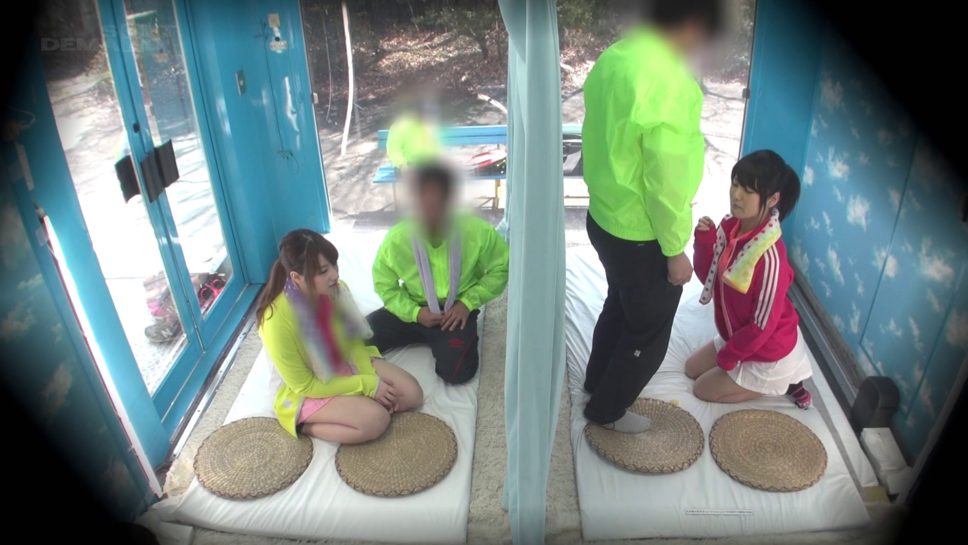 マジックミラー号 スポーツ系サークルの先輩と後輩女子大生がカーテン1枚隔てて2組同時にHなゲームで盛り上がったら、隣同士なのにカラダが疼いて声我慢ケイレン絶頂が止まらない! 画像2