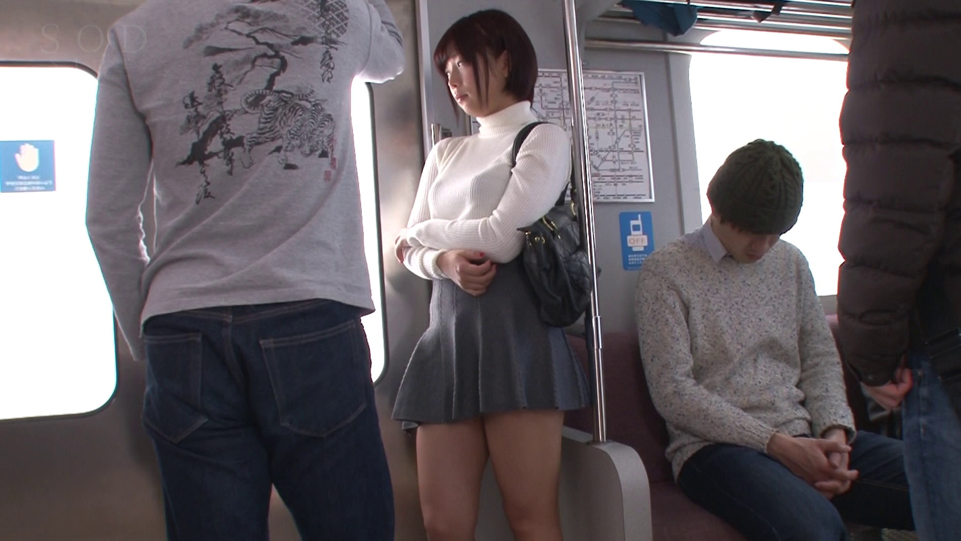 紗倉まな タートルネックニットの誘惑 駅でいつも見かけるお姉さんの揉みしだきたくなるようなパンッパンッな胸の膨らみに興奮させられて･･･ 画像2