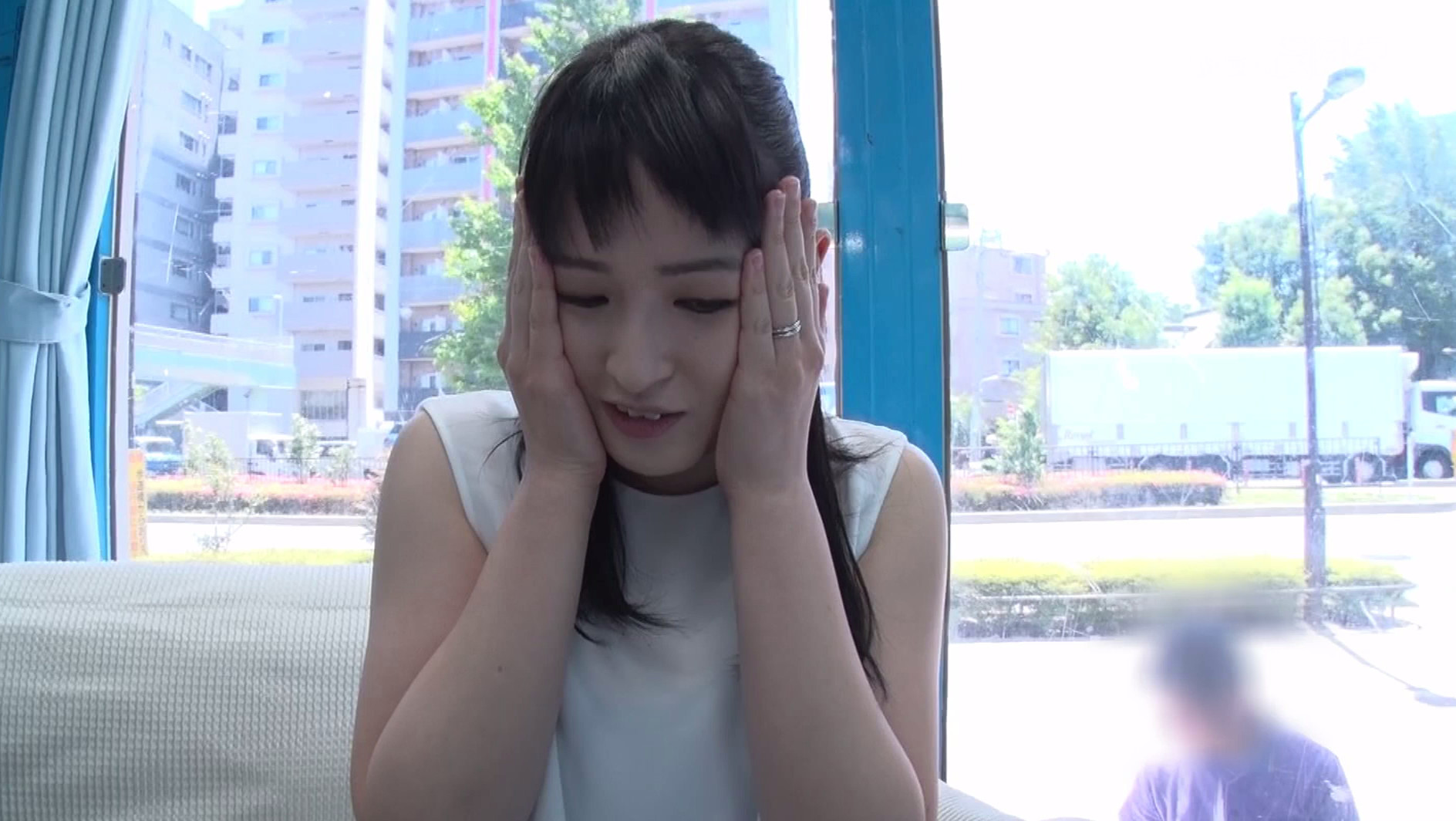 マジックミラー号 心優しい子持ちのママがデカチンで妻に挿入を許してもらえない男性に素股奉仕 産後で感度が上がったマ○コは我慢できず、不倫挿入真正中出し! 画像2