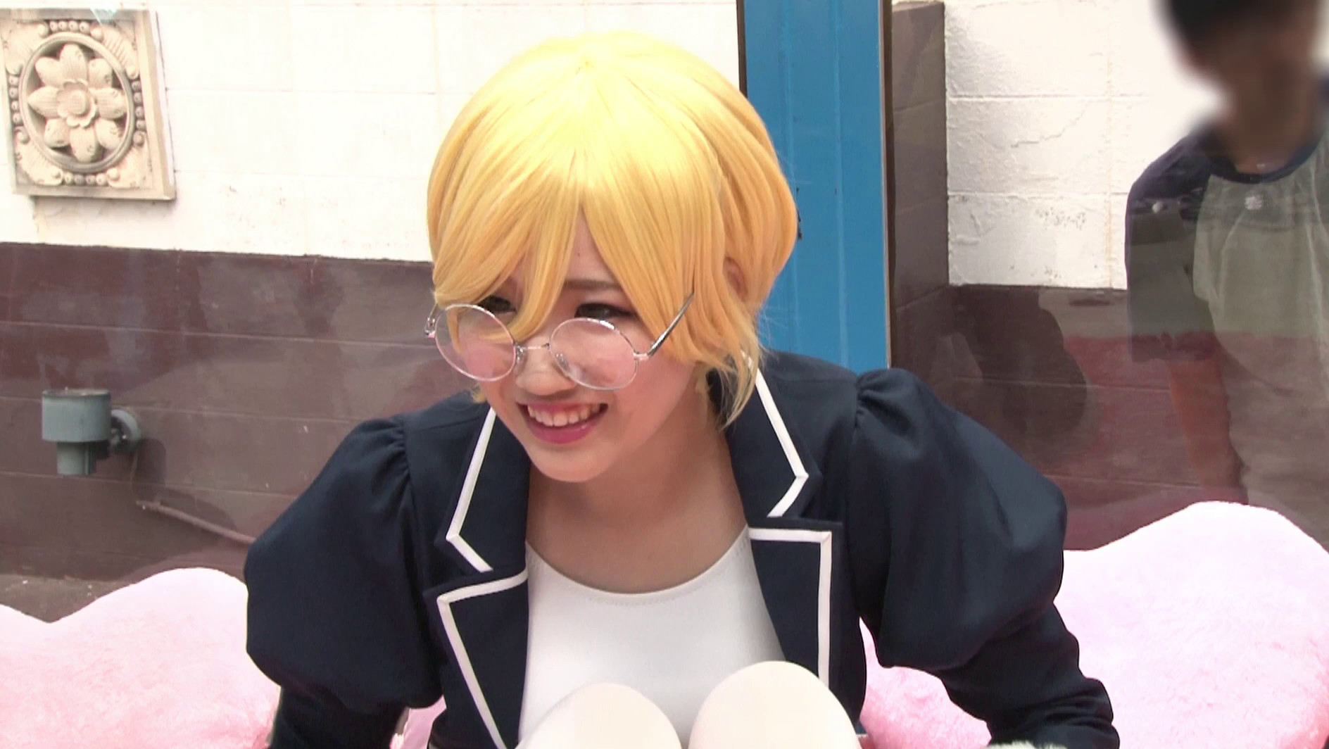 マジックミラー号 出張編 同人誌即売会にいたコスプレイヤーをナンパ!お金ではなく超激レアグッズためなら2次元エロマンガの世界(中出しプレス)を再現してくれました! 画像1