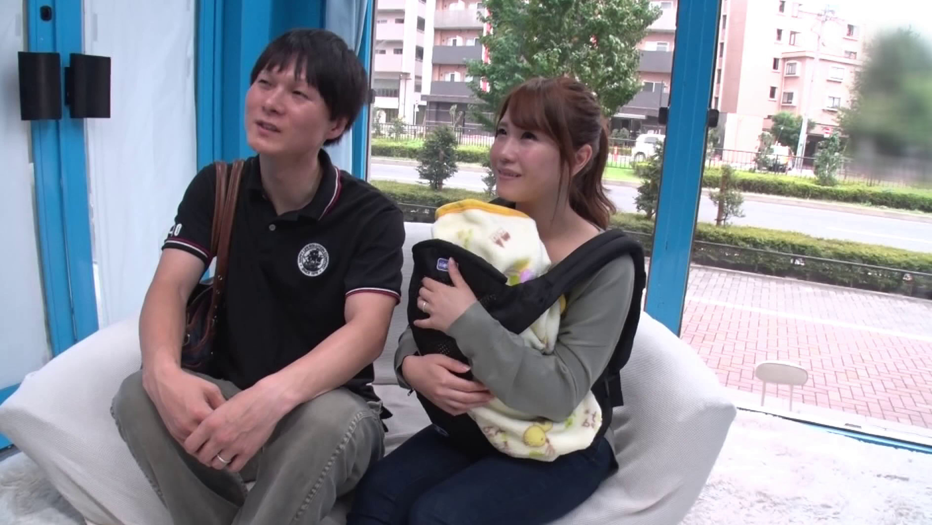 マジックミラー号 心優しい子持ちのママがデカチンで妻に挿入を許してもらえない男性に素股奉仕 産後で感度が上がったマ○コは我慢できず、不倫挿入真正中出し! 2 画像1
