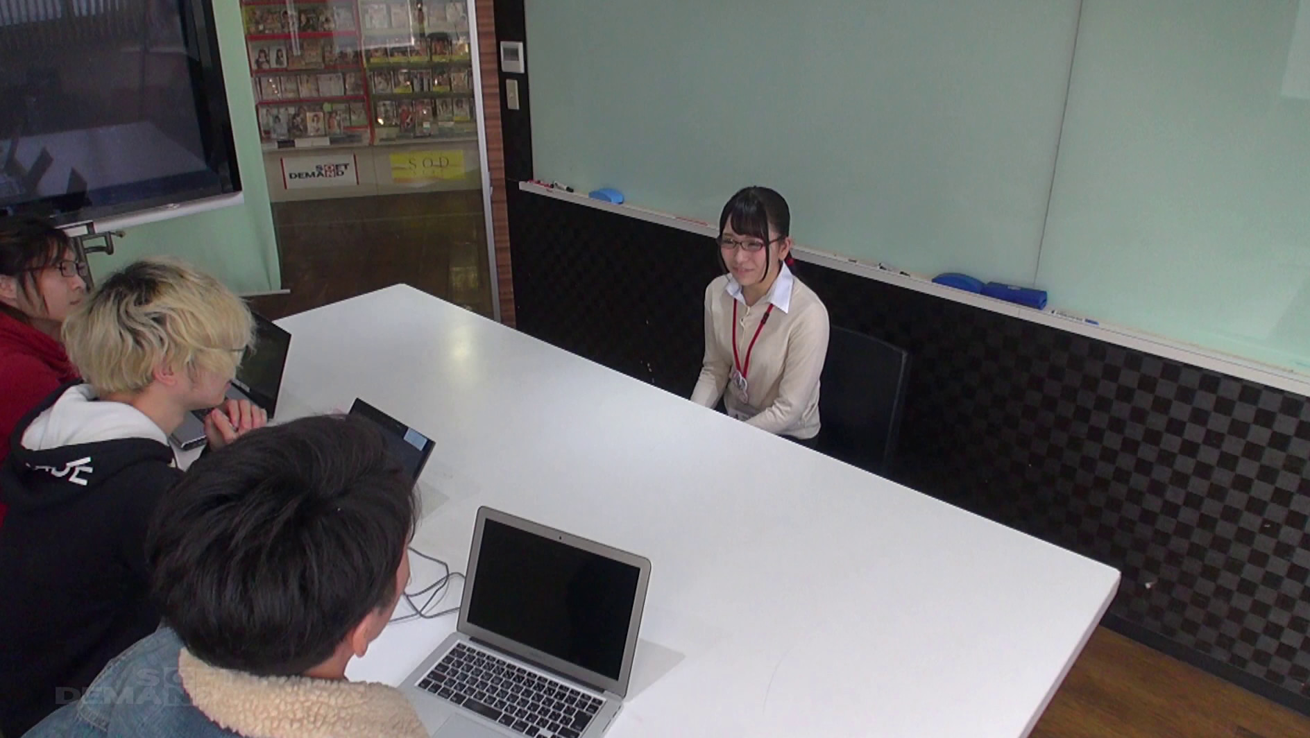 SOD女子社員 最年少宣伝部 入社2年目 加藤ももか(21) 壁の向こうには仕事中の同僚たちが! 社内でこっそりAV撮影 人生初!3P&会議中SEX 画像3