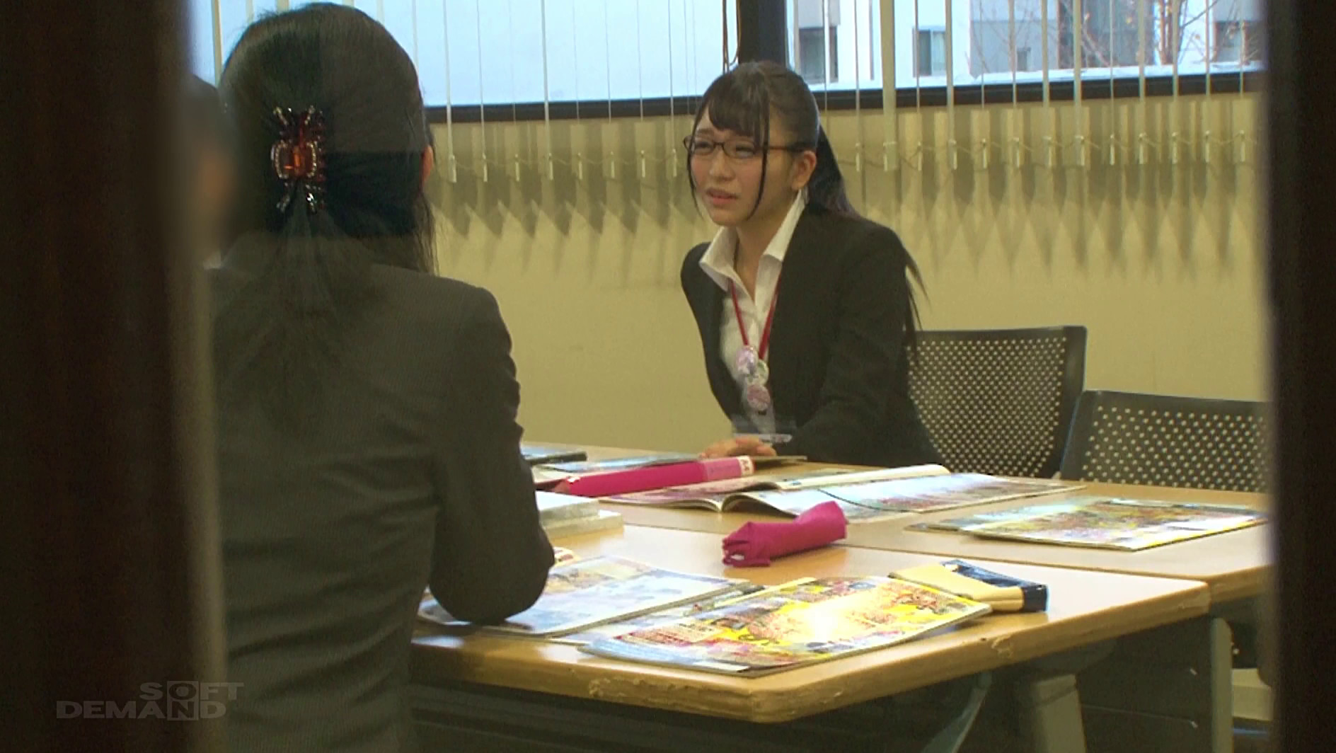 SOD女子社員 最年少宣伝部 入社2年目 加藤ももか(21) 壁の向こうには仕事中の同僚たちが! 社内でこっそりAV撮影 人生初!3P&会議中SEX 画像7