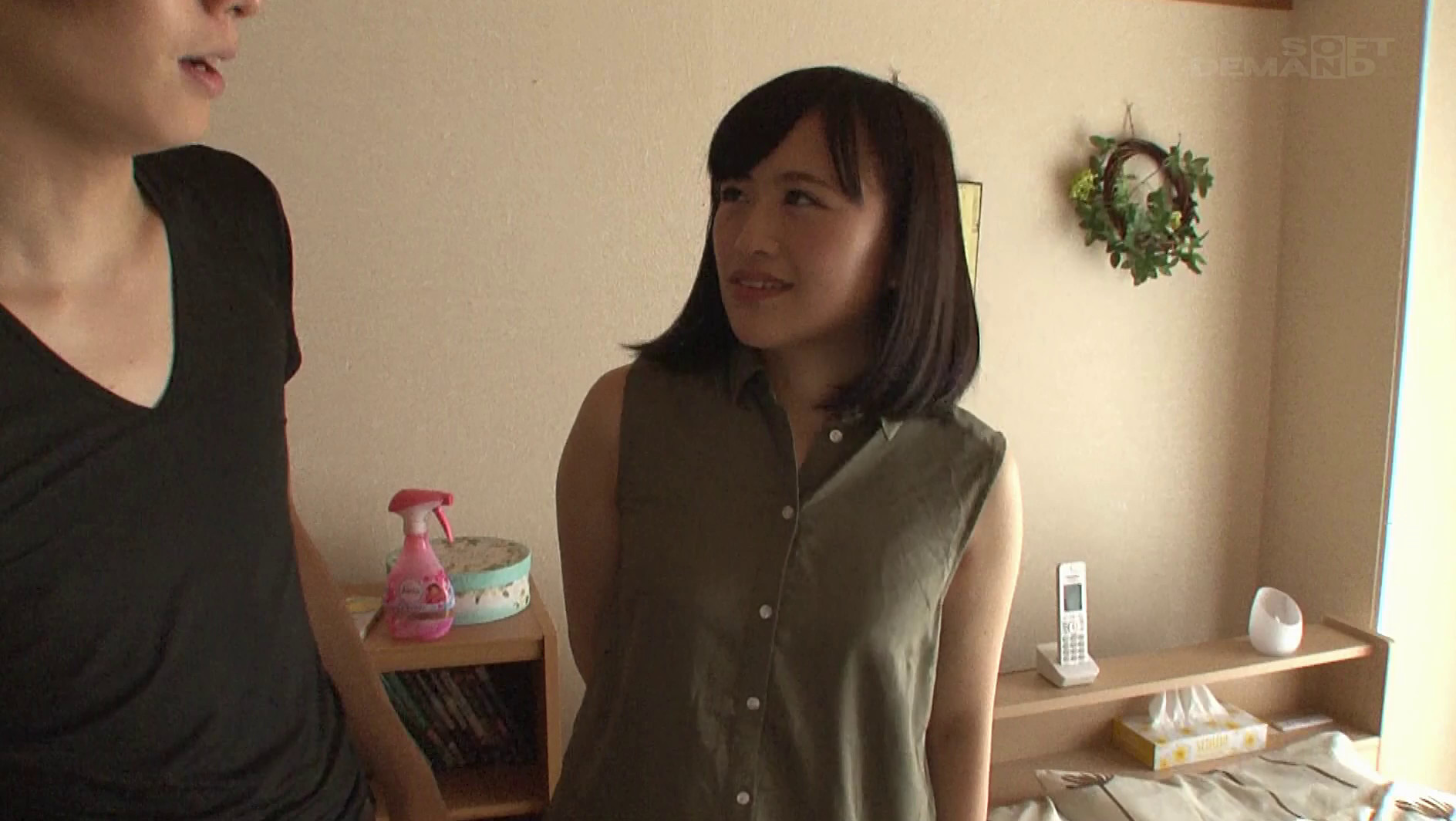 コンドームなしでエッチな状況になったらどうなるのかをモニタリング 「団地に泊まろう!」イケメン男優が「奥さんを見て勃起しちゃいました・・・」と近づいたらどうなるのか?!・・・結果、「お願い・・・中に出して・・・」と懇願!旦那が熟睡している1メートル横で生ハメ生中出し! 画像3