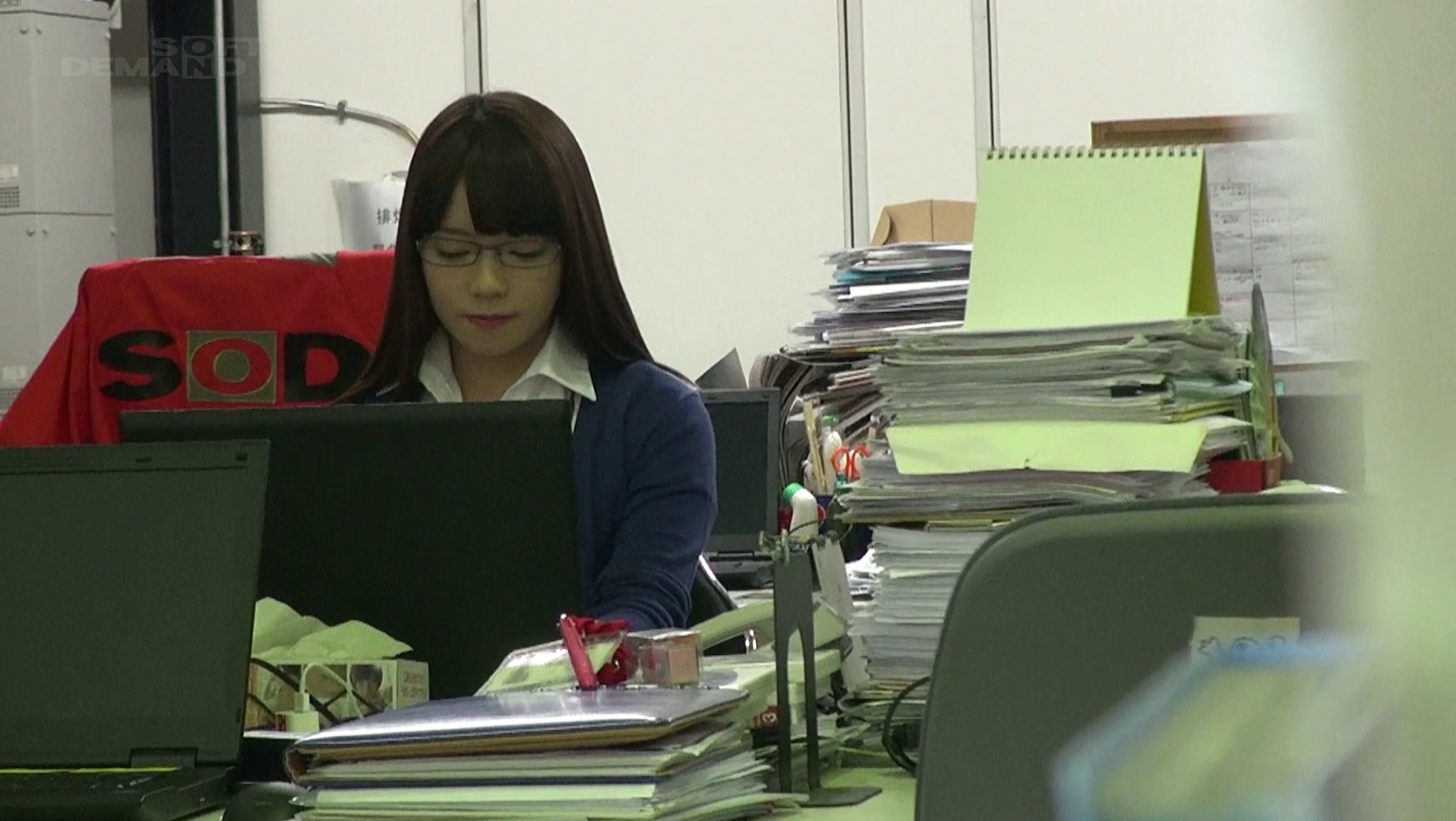 史上最高恥ずかしがりSOD女子社員 不安と興奮でずっと手をぎゅっとしてるドキドキ涙目初SEXを撮影出来ました! Webプロモーション部 入社1年目 中原愛子(24) アエギ方もわからないほど初心なのにおまんまんはもの凄くヌルヌルに! 画像1