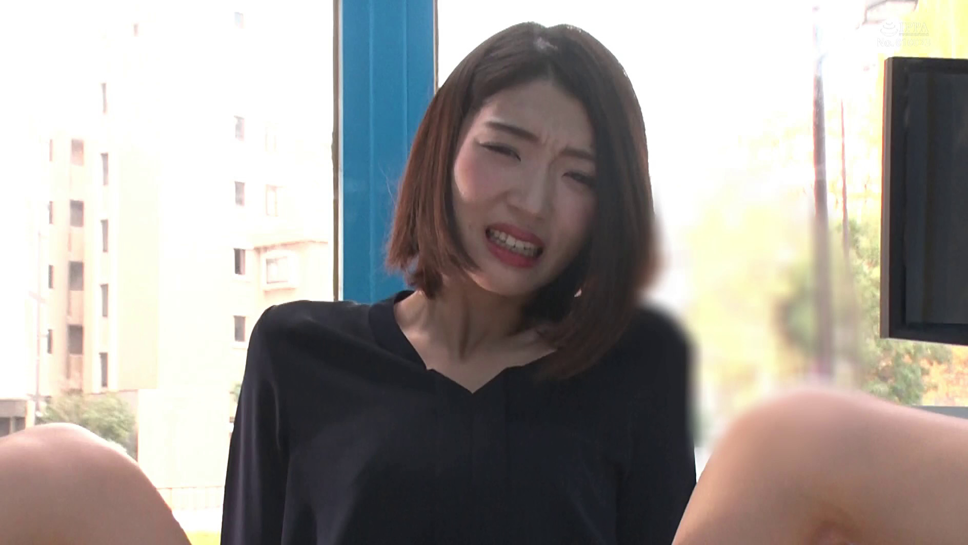 マジックミラー号 アナウンサー志望の高学歴女子大生限定!「女子アナになるための特訓しませんか?」原稿を読んでる最中にイタズラされても、ハメられても、イキそうになっても何があってもカメラ目線!! 画像3