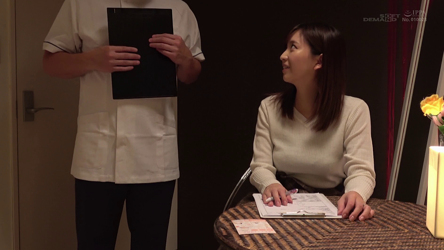 “女の亀頭”と言われるマル秘スポット「カリナ」を刺激する絶頂エステで大量潮吹き!限界突破の激イキに火が付いた素人娘はそのままチ○ポを擦り付けられても挿入を拒めない!? 画像1