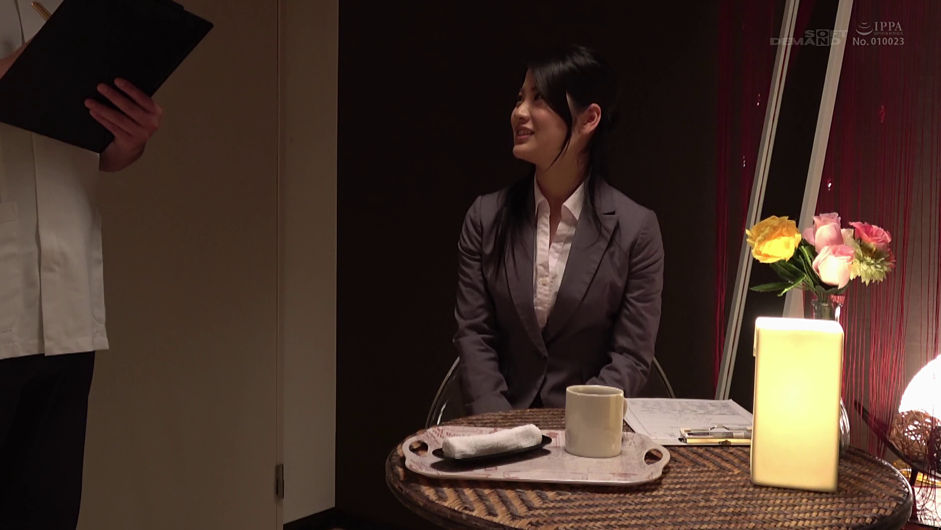 “女の亀頭”と言われるマル秘スポット「カリナ」を刺激する絶頂エステで大量潮吹き!限界突破の激イキに火が付いた素人娘はそのままチ○ポを擦り付けられても挿入を拒めない!? 画像18
