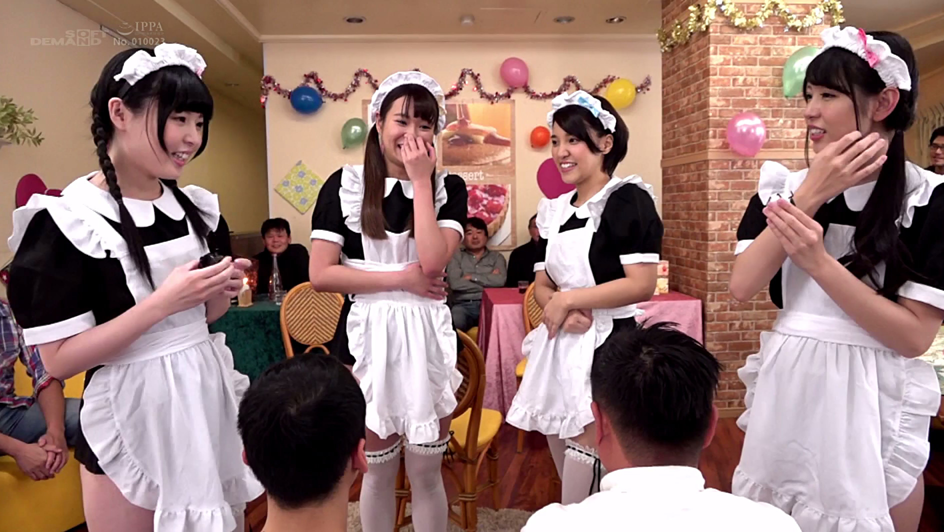 SODファン大感謝祭!ご主人様、どのおしりが好みですか?いつでも好きなだけ触り放題揉み放題 顔騎・W尻コキ・おしりビンタは当たり前!常におしり丸出しメイド喫茶(※素人男性32名参加) 画像9