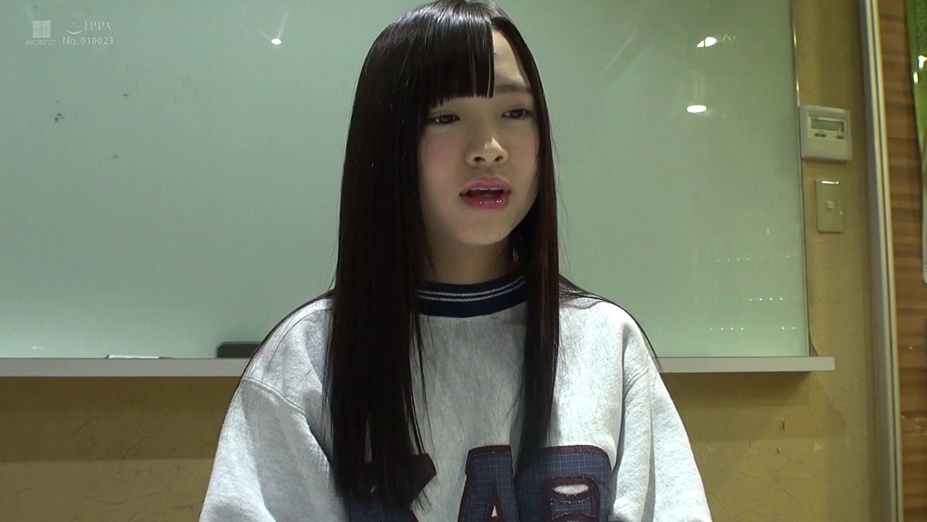白瀬ななみ ココで姦(ハメ)ちゃ無理!! つけねらい密着 声の出せない状況でいきなりAV撮影! 声我慢SEX4本番 画像1