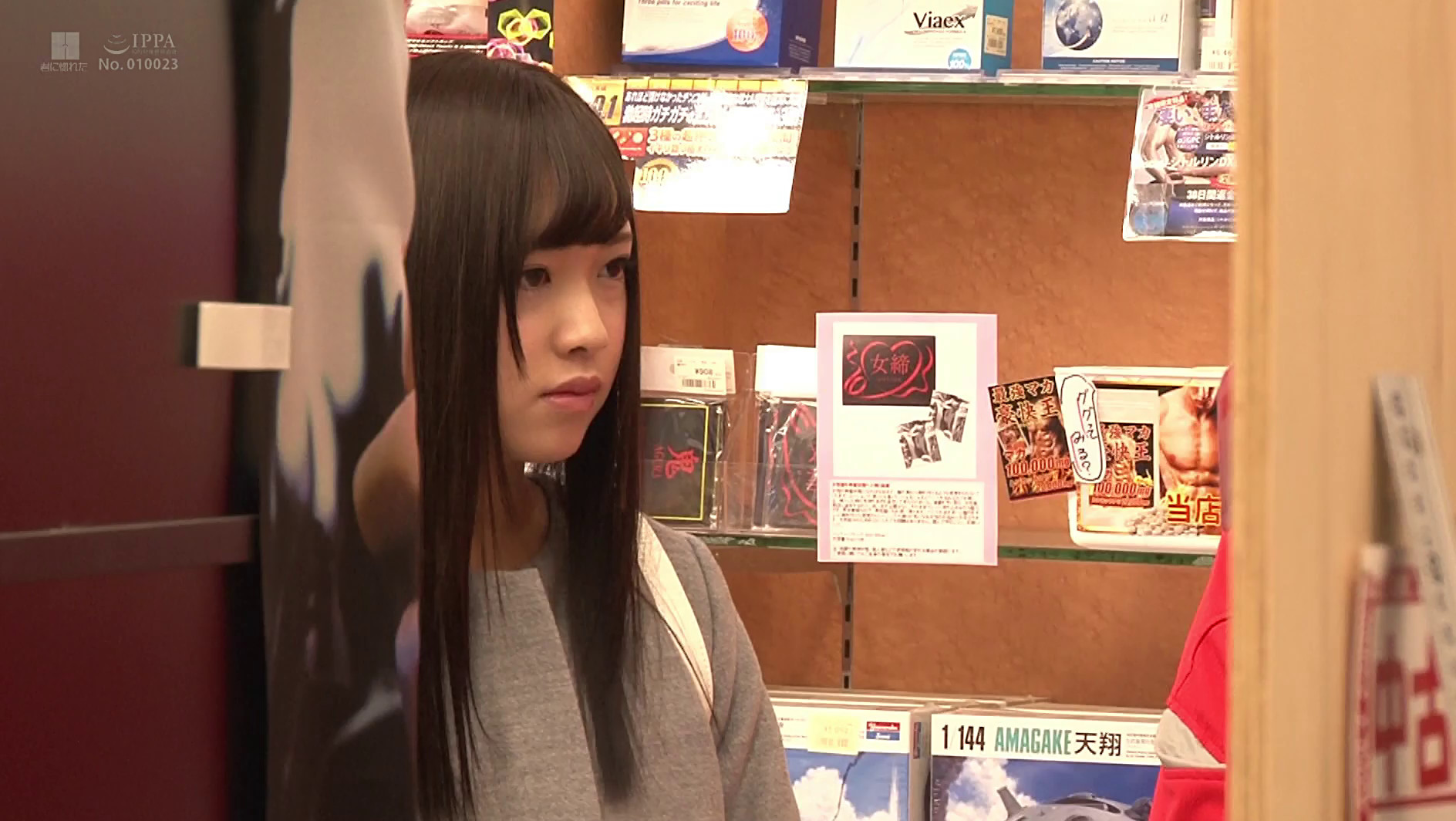 白瀬ななみ ココで姦(ハメ)ちゃ無理!! つけねらい密着 声の出せない状況でいきなりAV撮影! 声我慢SEX4本番 画像2