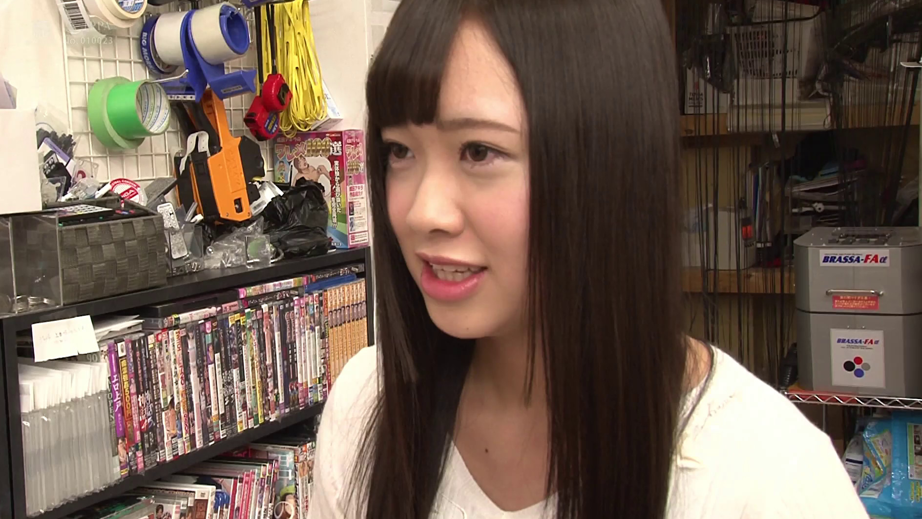 白瀬ななみ ココで姦(ハメ)ちゃ無理!! つけねらい密着 声の出せない状況でいきなりAV撮影! 声我慢SEX4本番 画像3