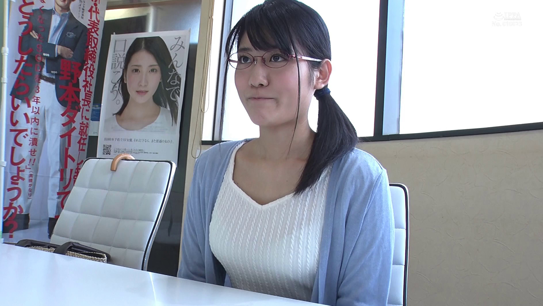 「ものすごく恥ずかしいんですが・・・ドMな男のチ○ポを弄んでみたいんです!」学校では物静かな地味巨乳娘3人とM男の24時間チ○コ痛めつけ生活 画像1