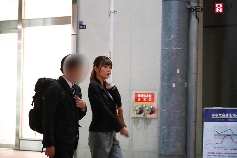女上司と男部下がSMラブホで2人っきり!身動き取れない上司のぷるるんボディに部下のチ○ポは破裂寸前!うっかり火がついた2人は初結合?! 画像18