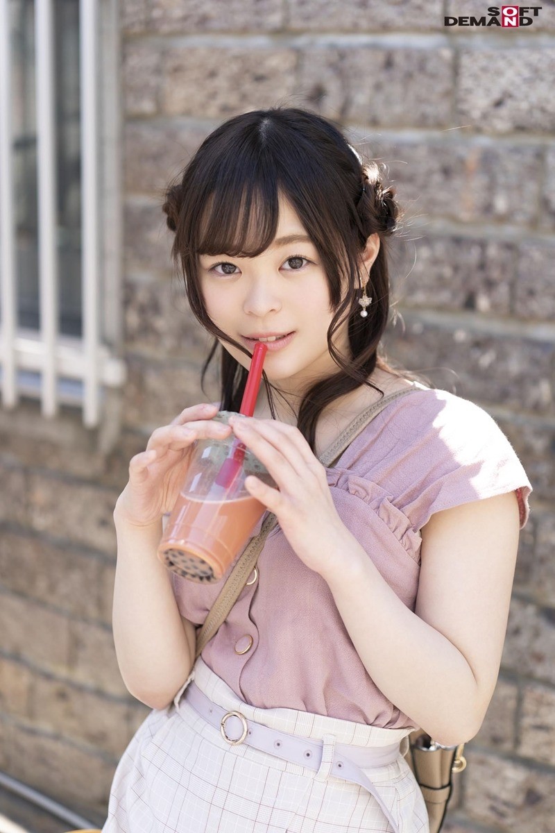 流行のタピオカ屋で働く可愛い声の女の子が密かに自慢の美巨乳Fカップおっぱいを見てもらいたくてAV Debut 相手が気持ちよくなってくれるご奉仕エッチが大好きで自分から騎乗位で腰を振ってくれる隠れエッチな君に惚れた! 四葉さな 画像11