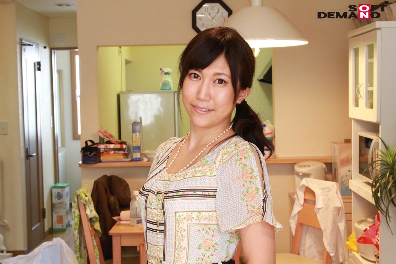 子供と旦那が帰宅するまで1時間 「赤ちゃんできてもいい・・・もっともっと奥で下さい」自宅で足を絡めて何度も求める 「中出し7発」でやっとママは満足 ナツミさん 26歳 【配信限定で復活】 画像1