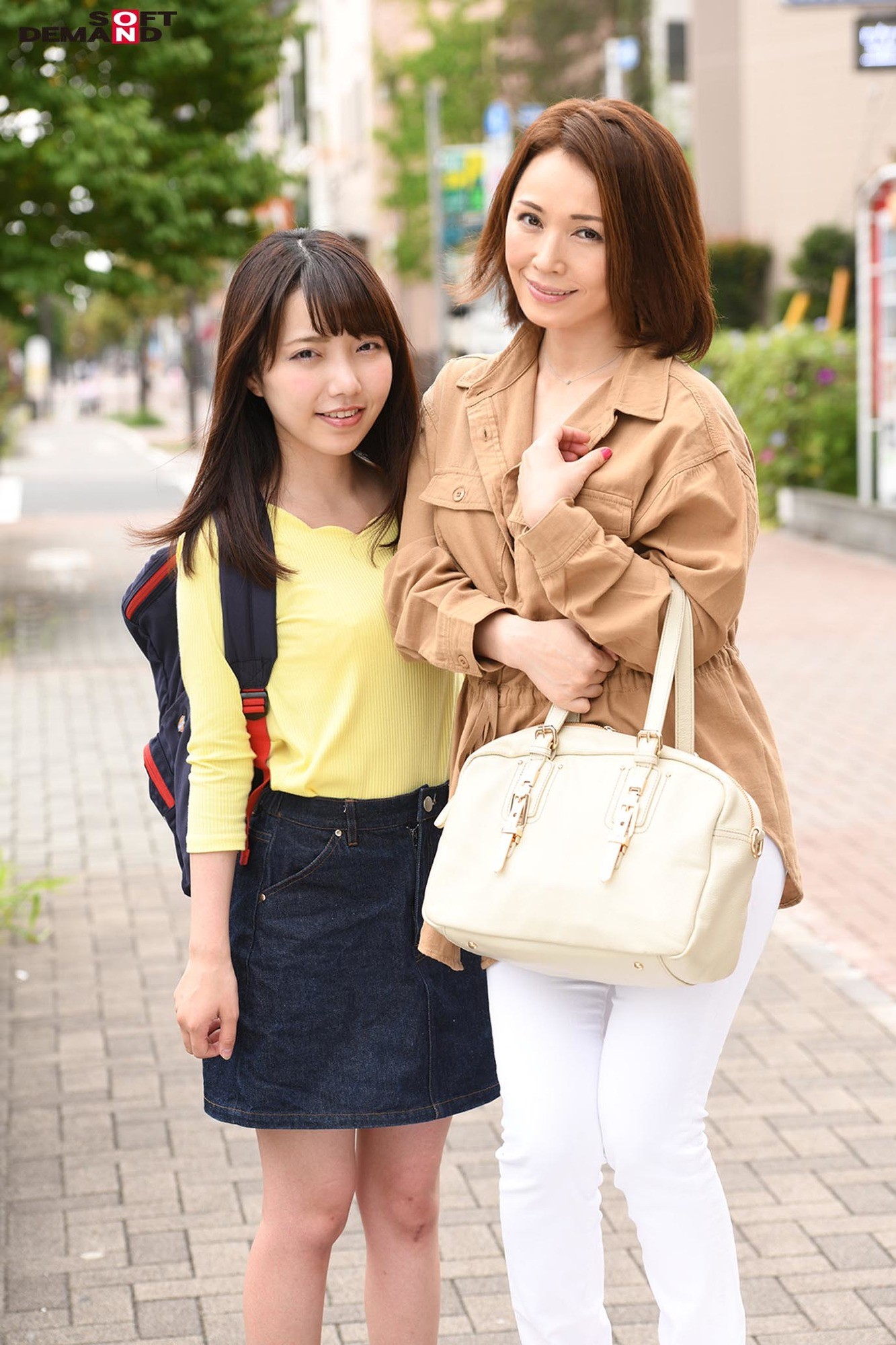 マジックミラー号 街頭母娘ナンパ!断りきれない怒涛のお願いに揺らぐ貞操!親子の絆に打ち込む会心の一撃FUCK! 画像1