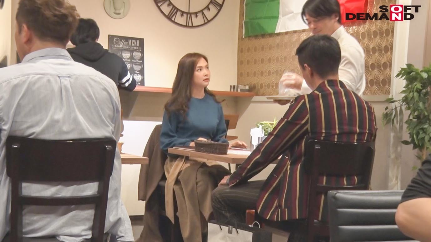 美人過ぎる2児のママのご近所には見せられないエロ本性 飯山香織 32歳 特別章 バレるかもしれないドキドキに興奮急上昇 東京デート中こっそり抜け出し旦那との距離5メートル 声を押し殺して何度も即席中出しセックス14連発! 画像11