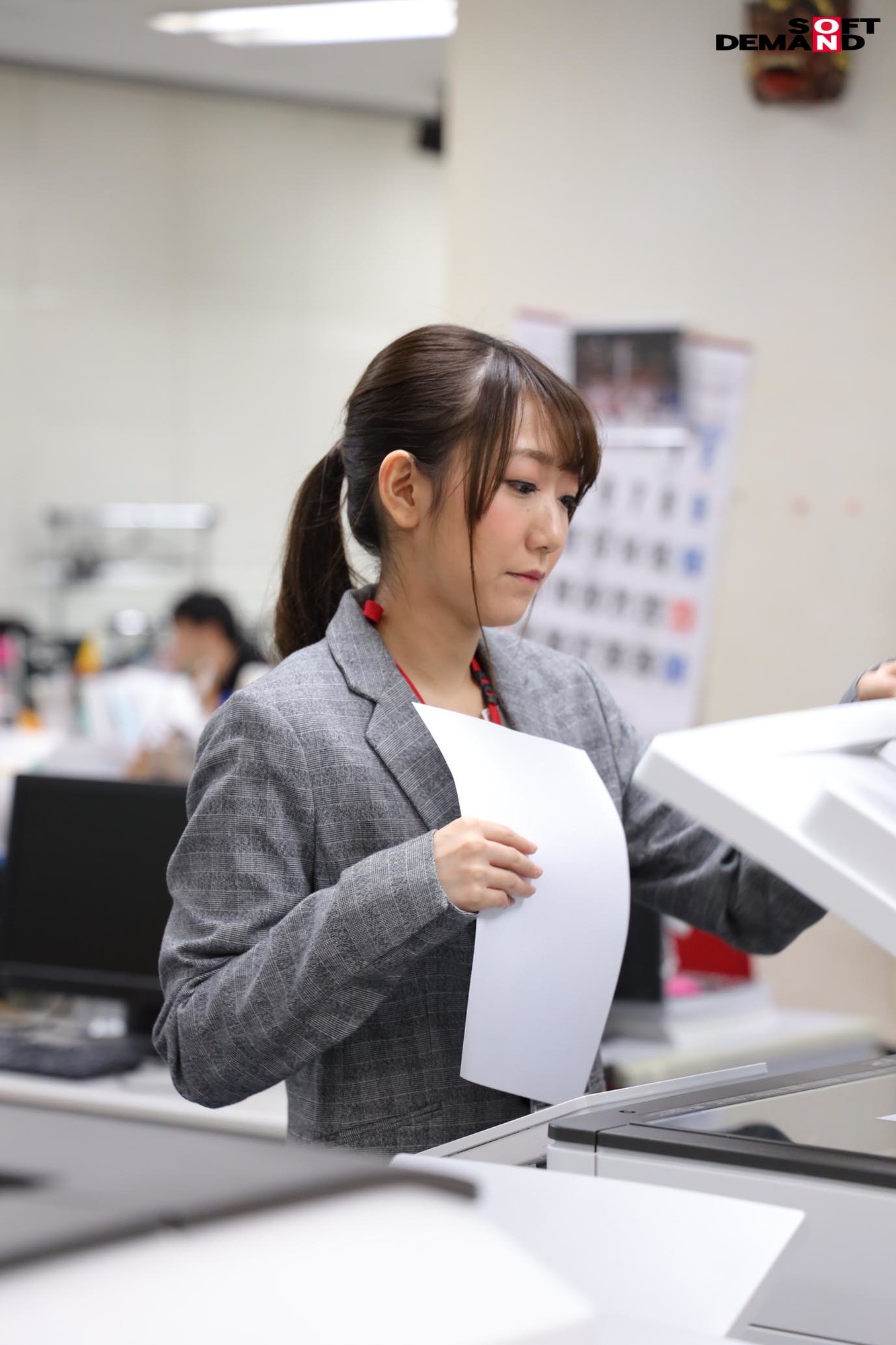 勝手にAV発売!SOD女子社員 ちょっと可愛いちっぱいちゃんに業務命令で男性社員のち○ぽを全裸でおしゃぶりさせちゃいました 制作部2年目アシスタントプロデューサー真田琴 画像6