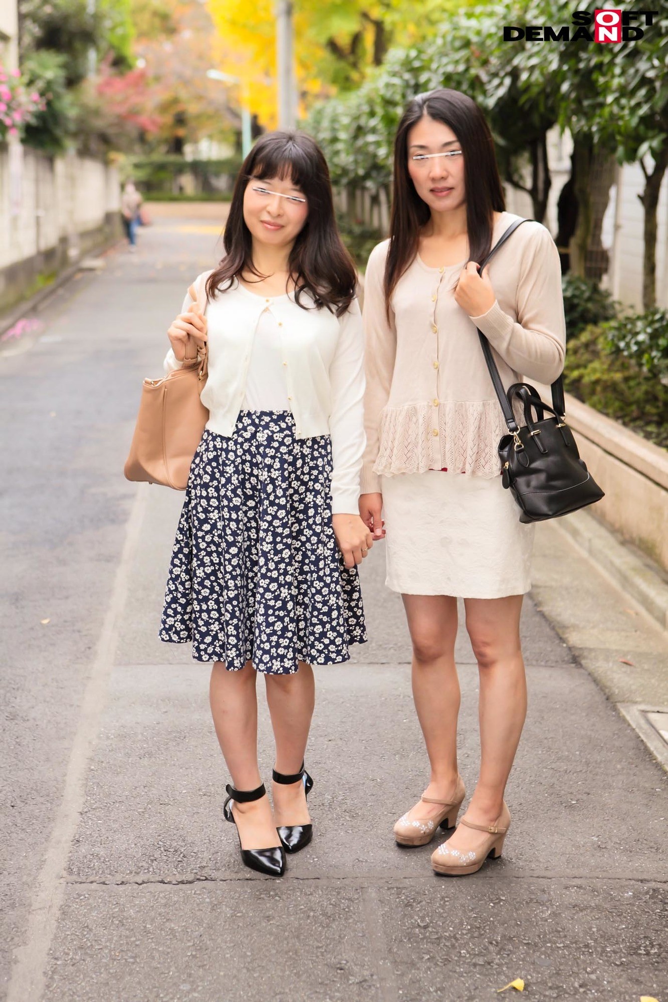 【配信限定で復刻】マジックミラー号 35歳以上人妻限定!旦那とはご無沙汰な人妻が超絶デカチンセックスで溜まりに溜まった性欲解放!in豊島区 かおる(37歳)じゅんこ(38歳) 画像1