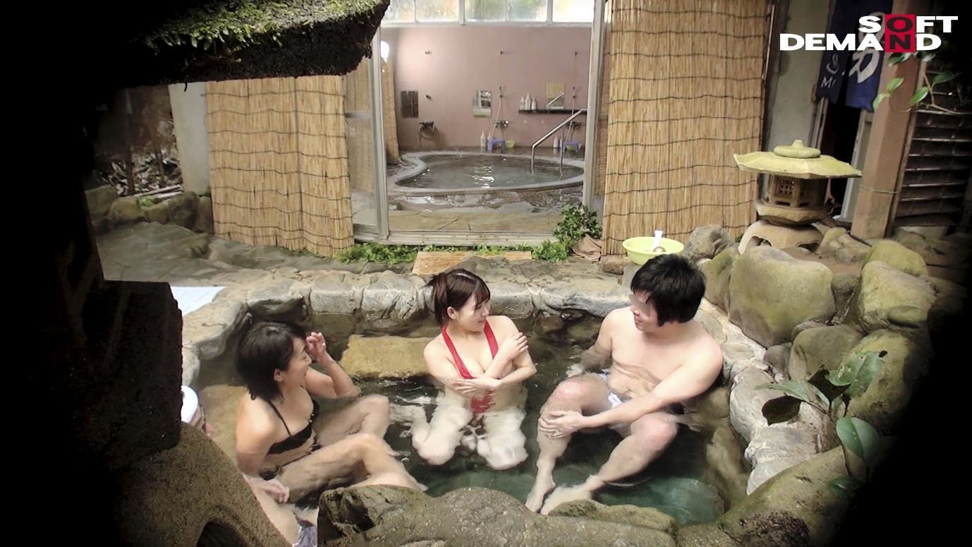 「寝取られ願望」のある夫が妻をダマして混浴放置!裸より恥かしいハレンチ水着で夫の目の前で何度もイカされる巨根激ピストン 画像2
