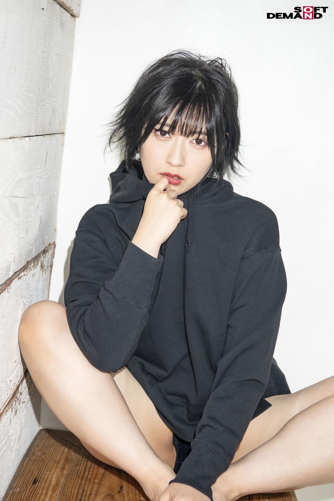 人となじめない、自分を出せない、ミステリアスな孤高のセンター 元アイドル AV debut 吉手るい 画像2