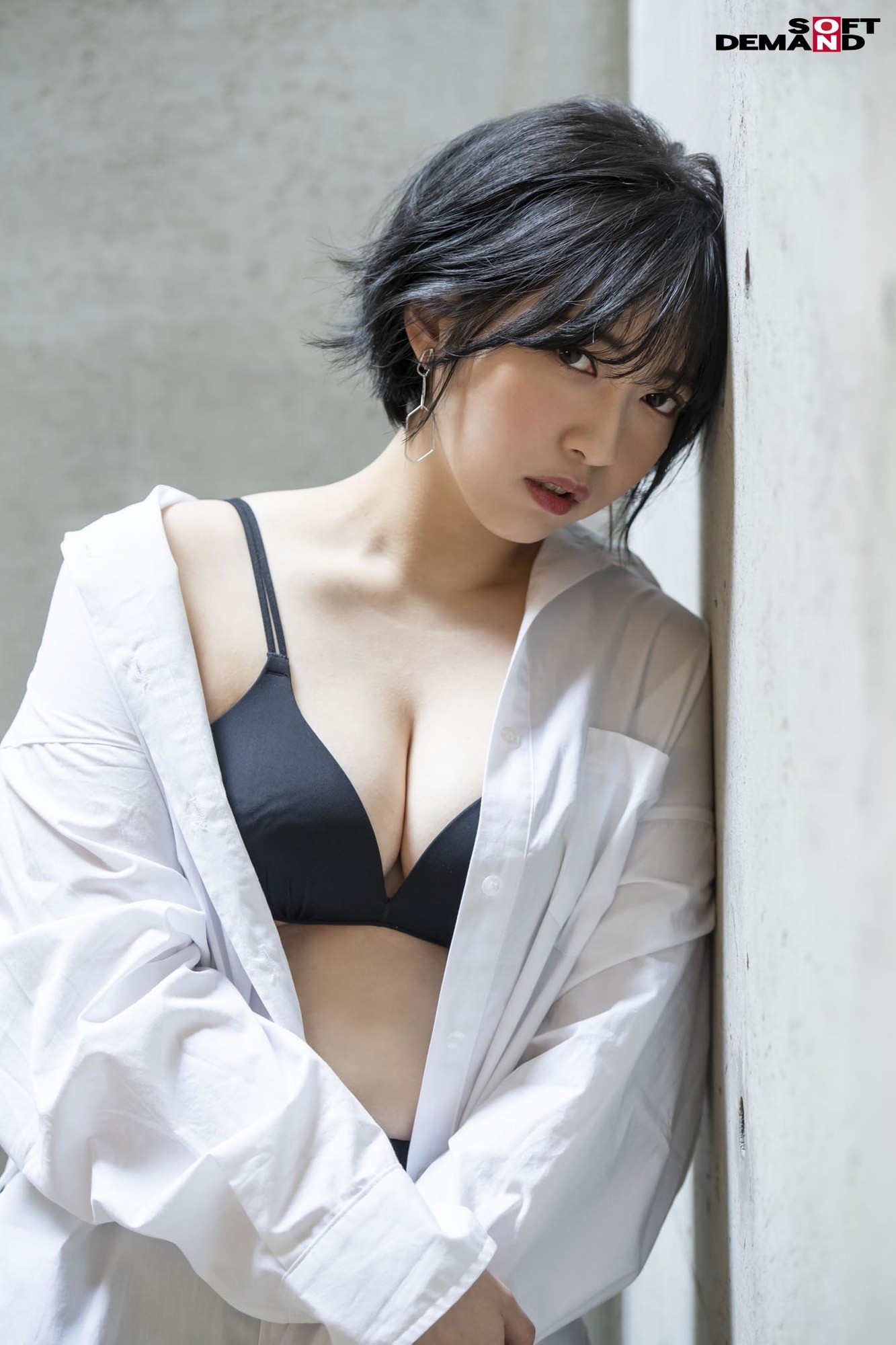 人となじめない、自分を出せない、ミステリアスな孤高のセンター 元アイドル AV debut 吉手るい 画像3