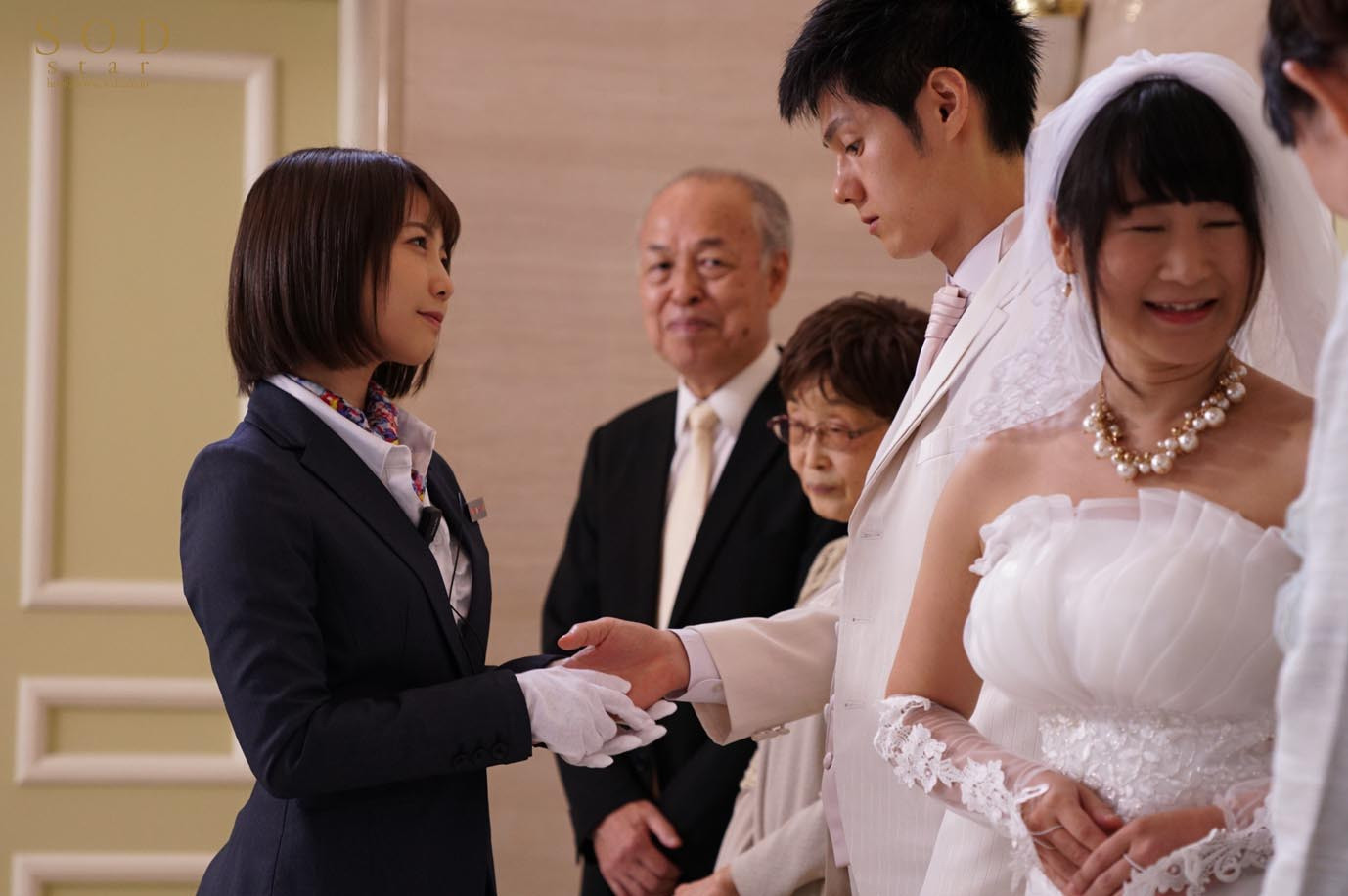 戸田真琴 結婚式最中の新郎に強制中出しさせる美人ウェディングプランナー イメージ1