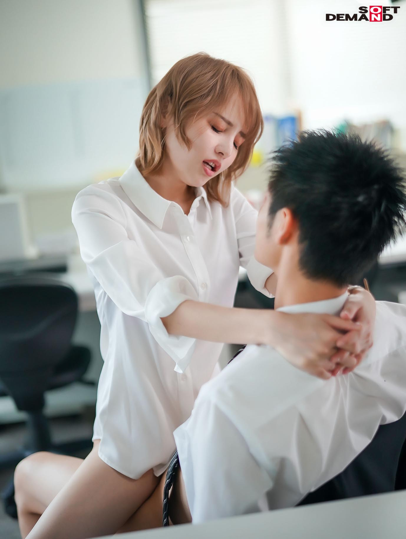 出勤率の下がったオフィスで女上司と2人きり・・・僕(童貞)のパンパンな股間に気づいた上司に誘われて退勤まで中出しSEXしまくった 広瀬りおな 画像3