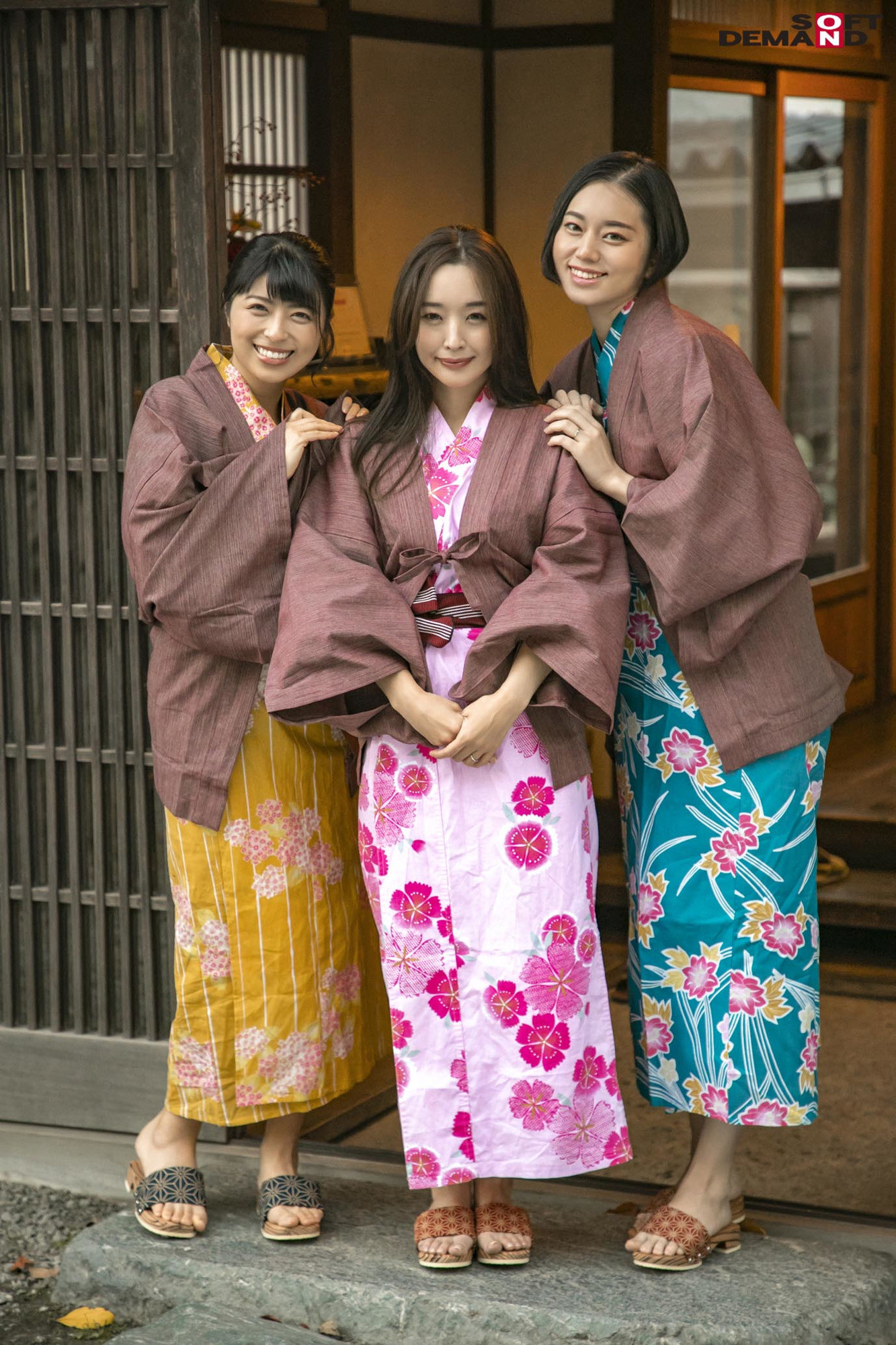 本物人妻レーベルデビューの奥様たちの豪華共演!夫婦で温泉旅行に来ていた3人の人妻にあれよあれよと逆寝取りされ最後はハーレム逆4P 画像1