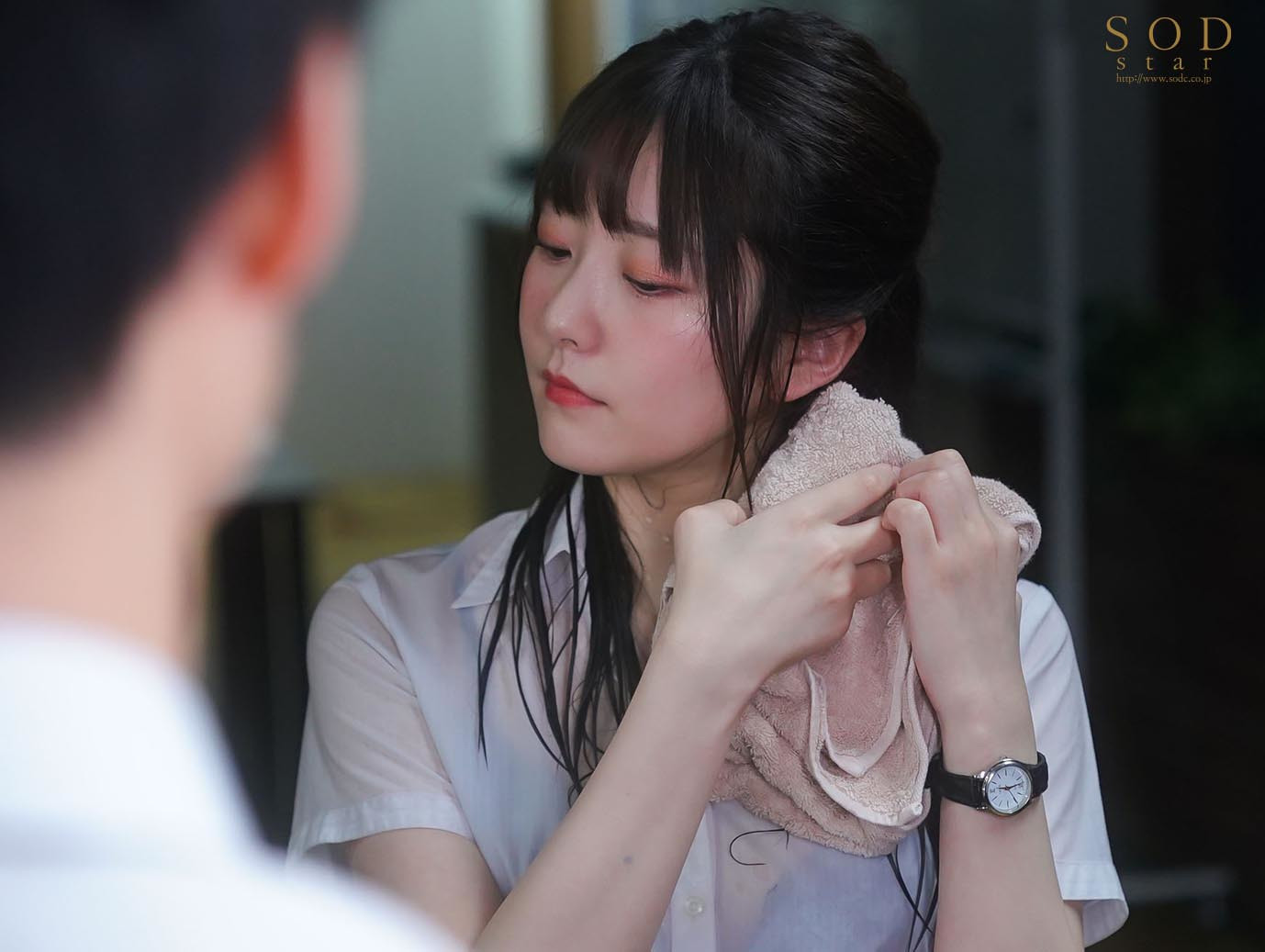 ゲリラ豪雨の夜に憧れの女上司と会社で2人きり・・・帰れなくなった僕らは朝までSEXしまくった 青空ひかり 画像3