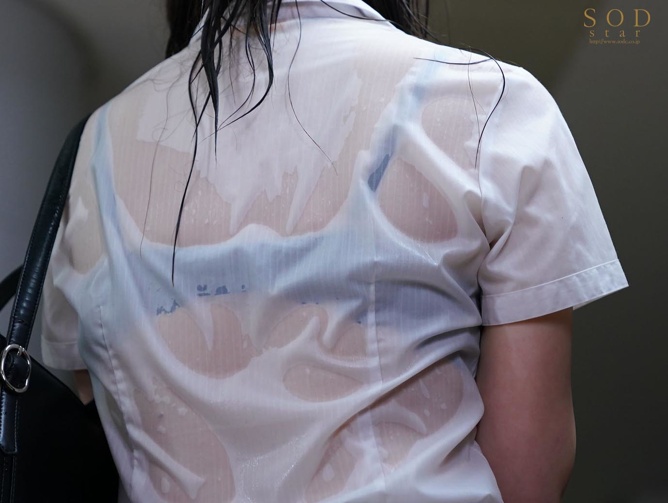 ゲリラ豪雨の夜に憧れの女上司と会社で2人きり・・・帰れなくなった僕らは朝までSEXしまくった 青空ひかり 画像4