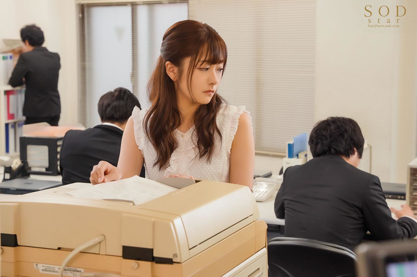 「ほんとは君が好きだったのに・・・」さっさと告白してくれない同期(幼馴染)の目の前で上司と見せつけSEXをしてしまう私・・・ 青空ひかり 画像2