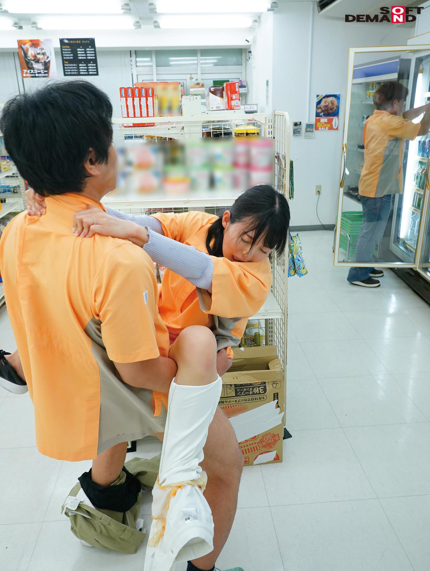 コンビニ面接にきたパートの美人妻と中出し不倫『出勤するたびに、体の相性が抜群に良いキモ店長に中出しされています。』 岡田ひなの 画像13