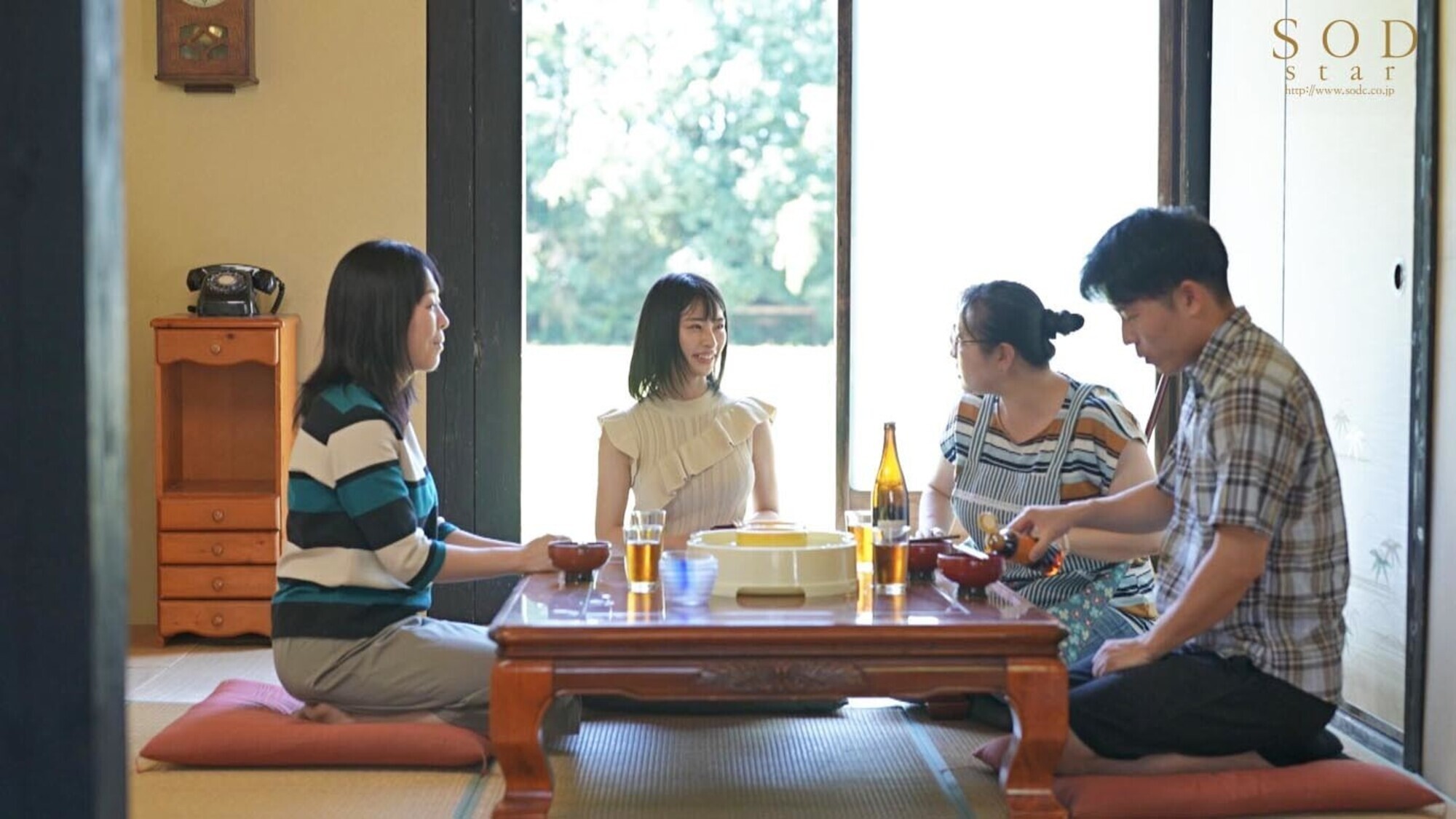 僕の住むド田舎の向かいの家に越してきためいちゃんに覗きがバレて・・・。童貞の僕はめいちゃんのオモチャになって●され続けた。 宮島めい 画像3