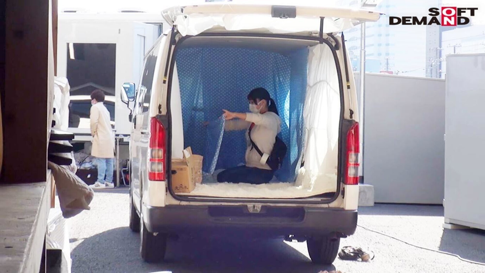 ロケ現場で撤収作業中の女ADに突撃・野球拳!制作部 新岡なつみ 画像3