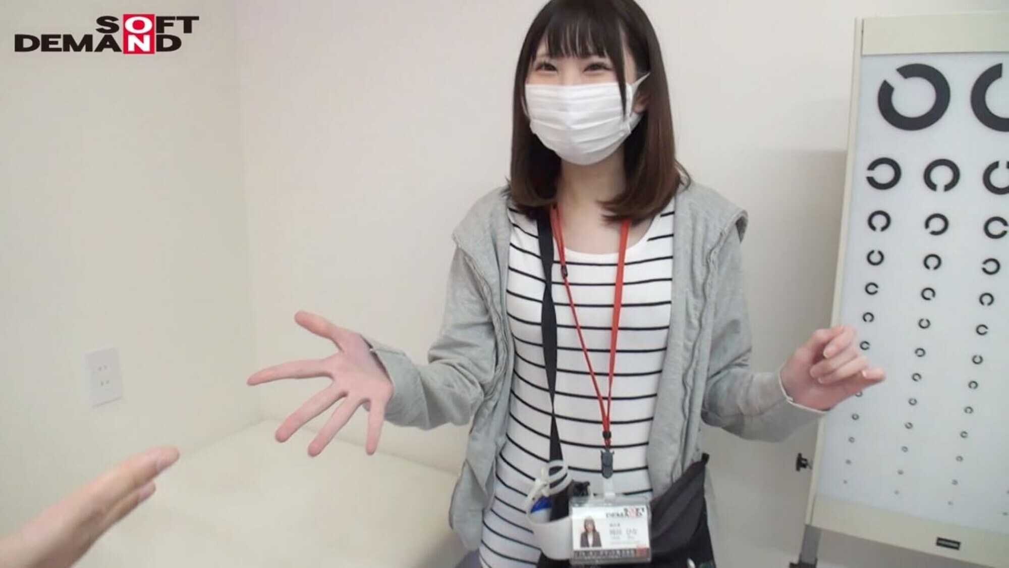 ロケ現場で撤収作業中の女ADに突撃・野球拳!制作部 岡田ひな 画像4