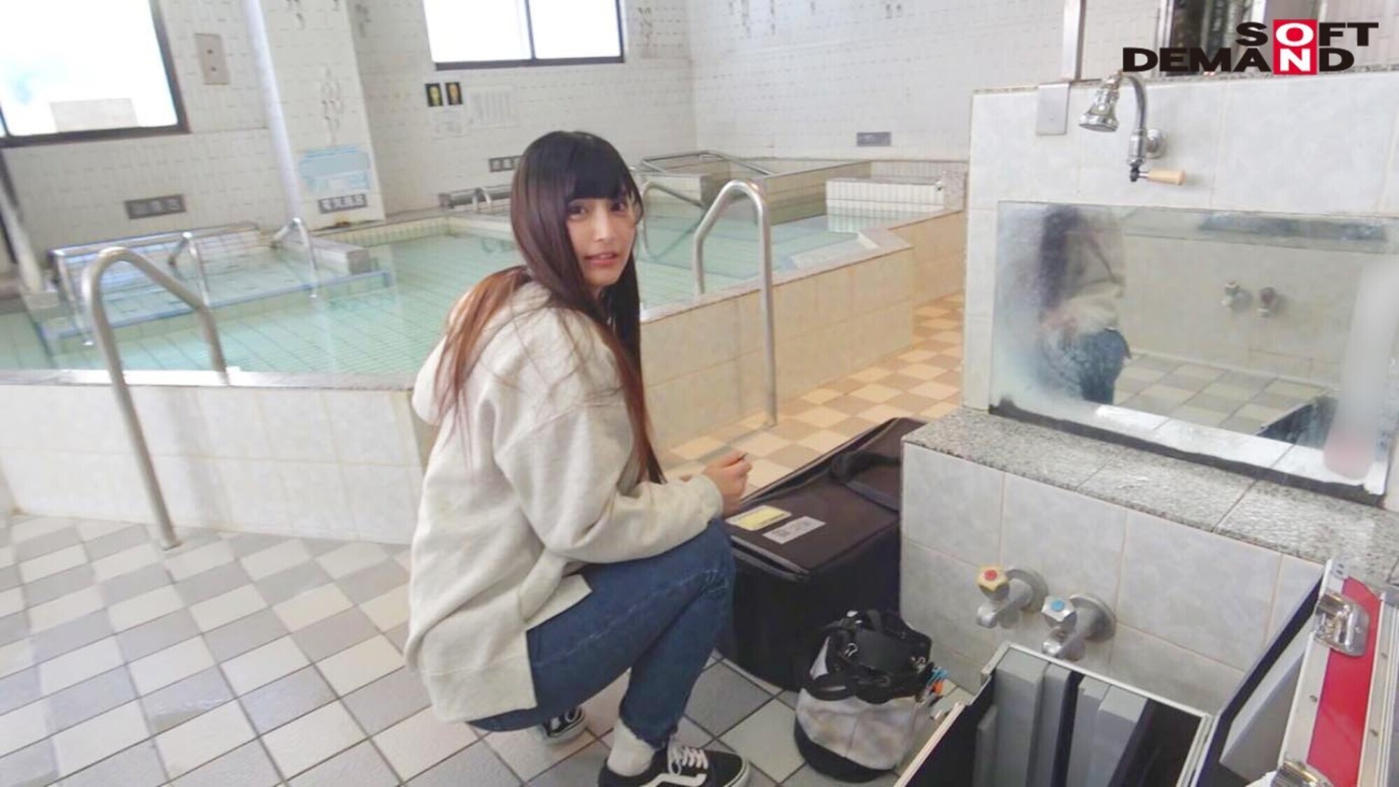 ロケ現場でセッティング中の女ADに突撃・野球拳!制作部 重松芙美 画像3