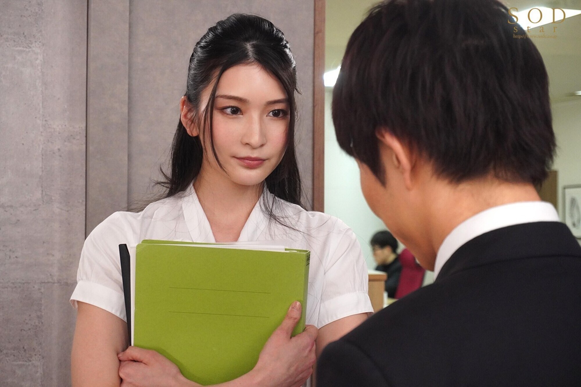 ねぇ・・・ここで激しいKissしたら興奮すると思わない?バレたらヤバい場所でベロチュウしまくる変態誘惑お姉さん 本庄鈴 画像13