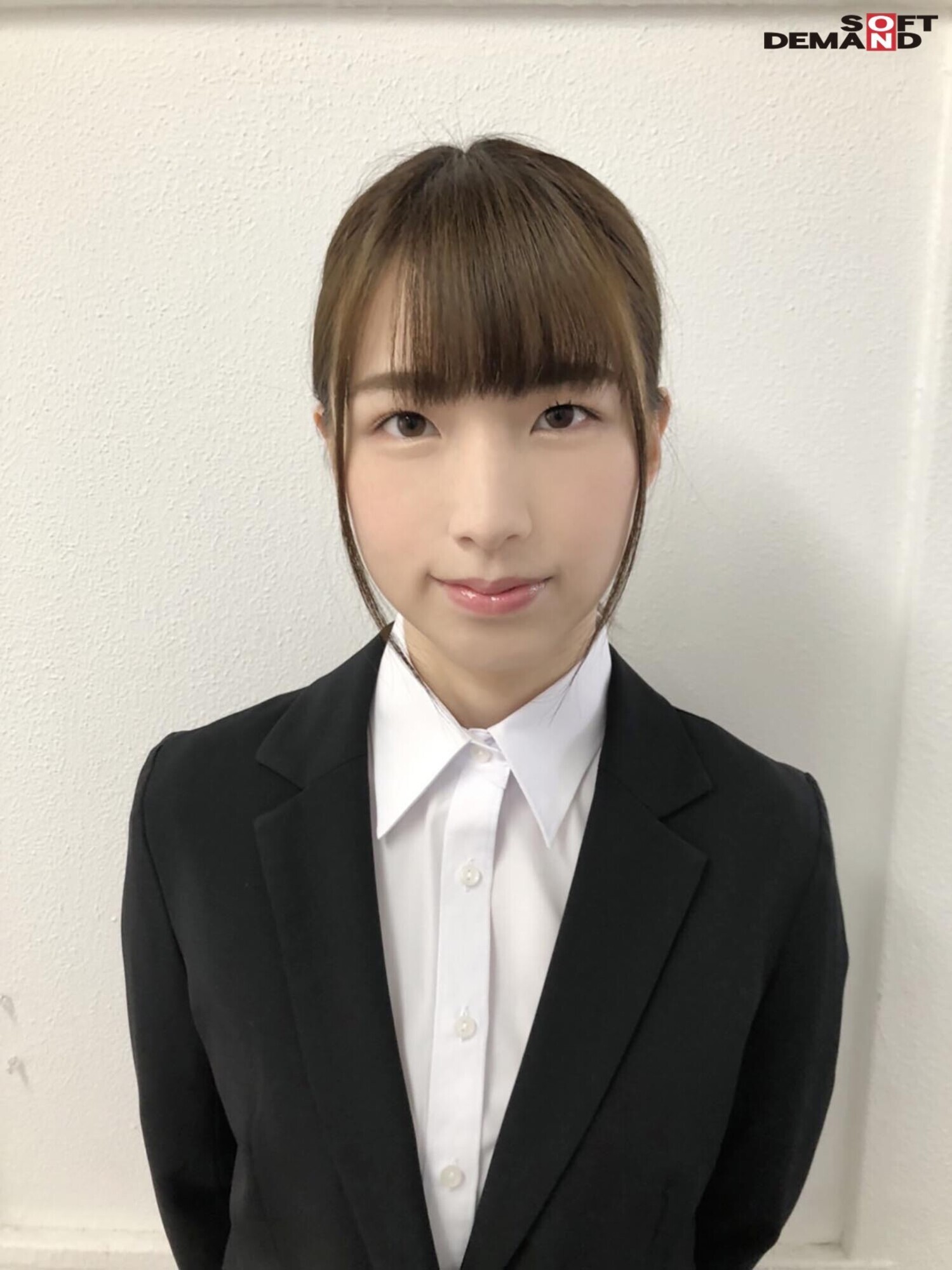 現場裏でパソコンを叩くプロモーション部の若手女子社員に突撃!野球拳プロモーション部 岡副美紀 画像2