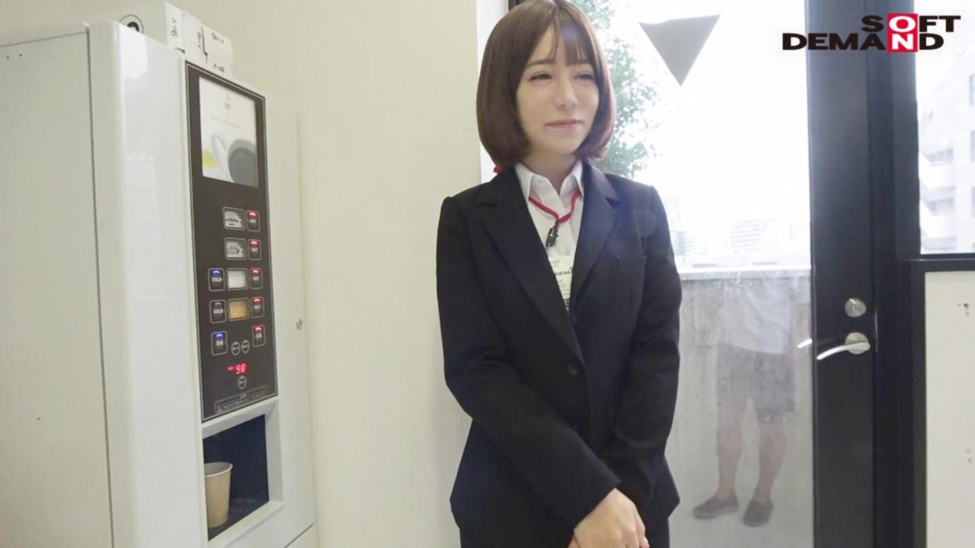 社内で業務中の女子社員に突撃・野球拳!編成部澤村香 画像3