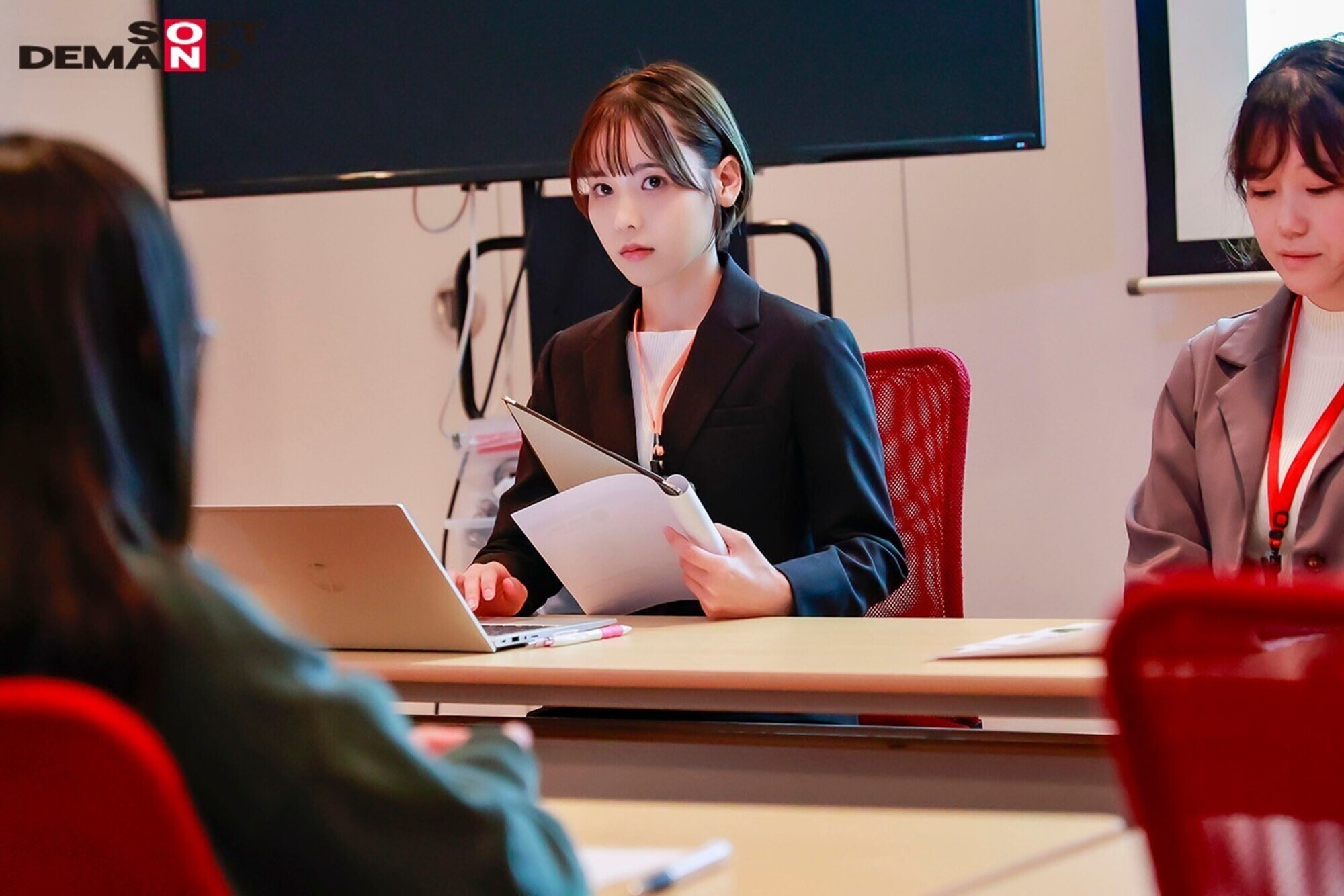 照れ屋だけどスケベっぷり半端ない ショートカットが可愛らしい入社2年目グッズ事業部 柴崎はる AV出演(デビュー)! 画像5