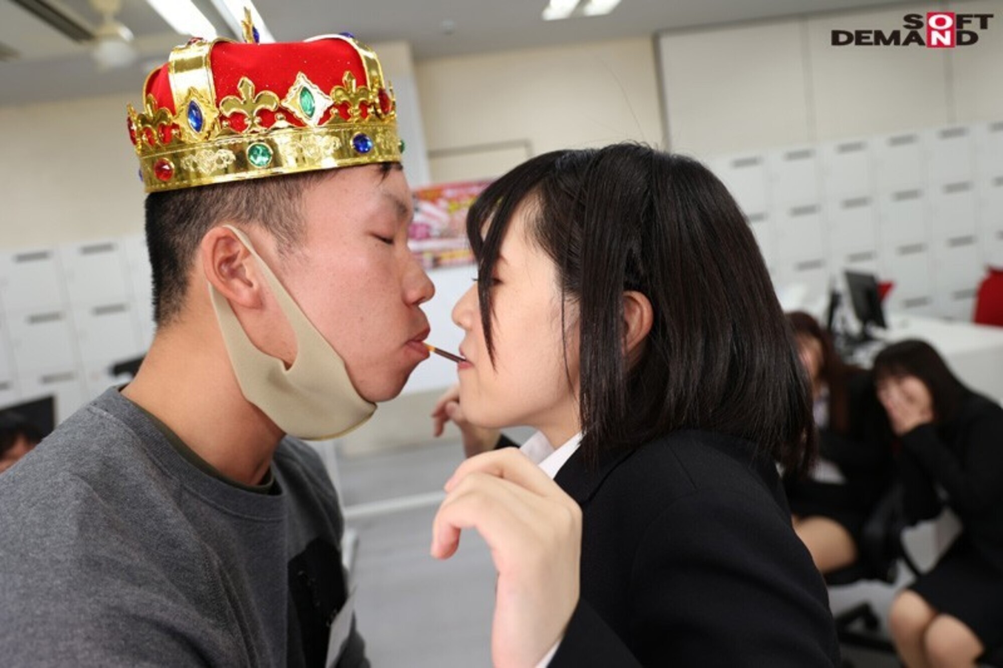 SOD女子社員 第40回 陽キャ女子社員にひたすら抜かれたいユーザー様達と、ラブホでお泊り王様ゲーム! 20時~6時 夜通しずーっと“王様の命令はぜったーい!!” 画像1