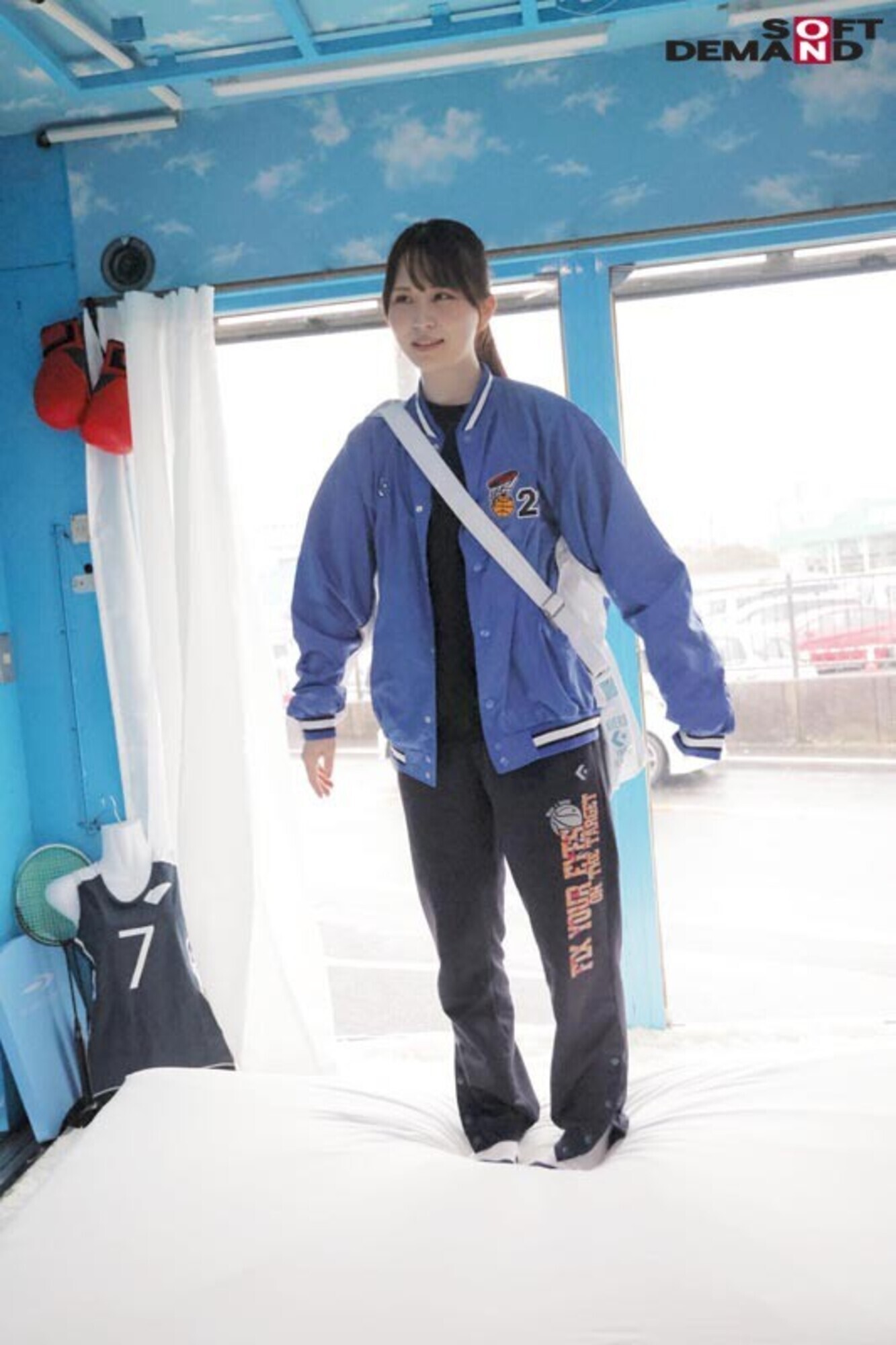 【りの編】マジックミラー号 部活帰りのアスリート女子大生が何度も射精させるほど高額賞金GET!連続射精チャレンジ!発射を促すためにキツキツ桃色おま○こに挿入も!?青春ってすごく密なので・・・ 画像3