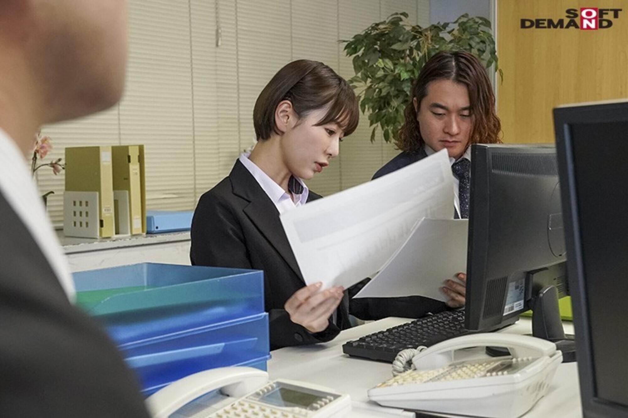 終業後の居酒屋NTR ヤリチンの後輩たちに弱みを握られた彼女は酔いつぶれた僕の隣でなされるがまま中出しされた 都築亜美 画像7