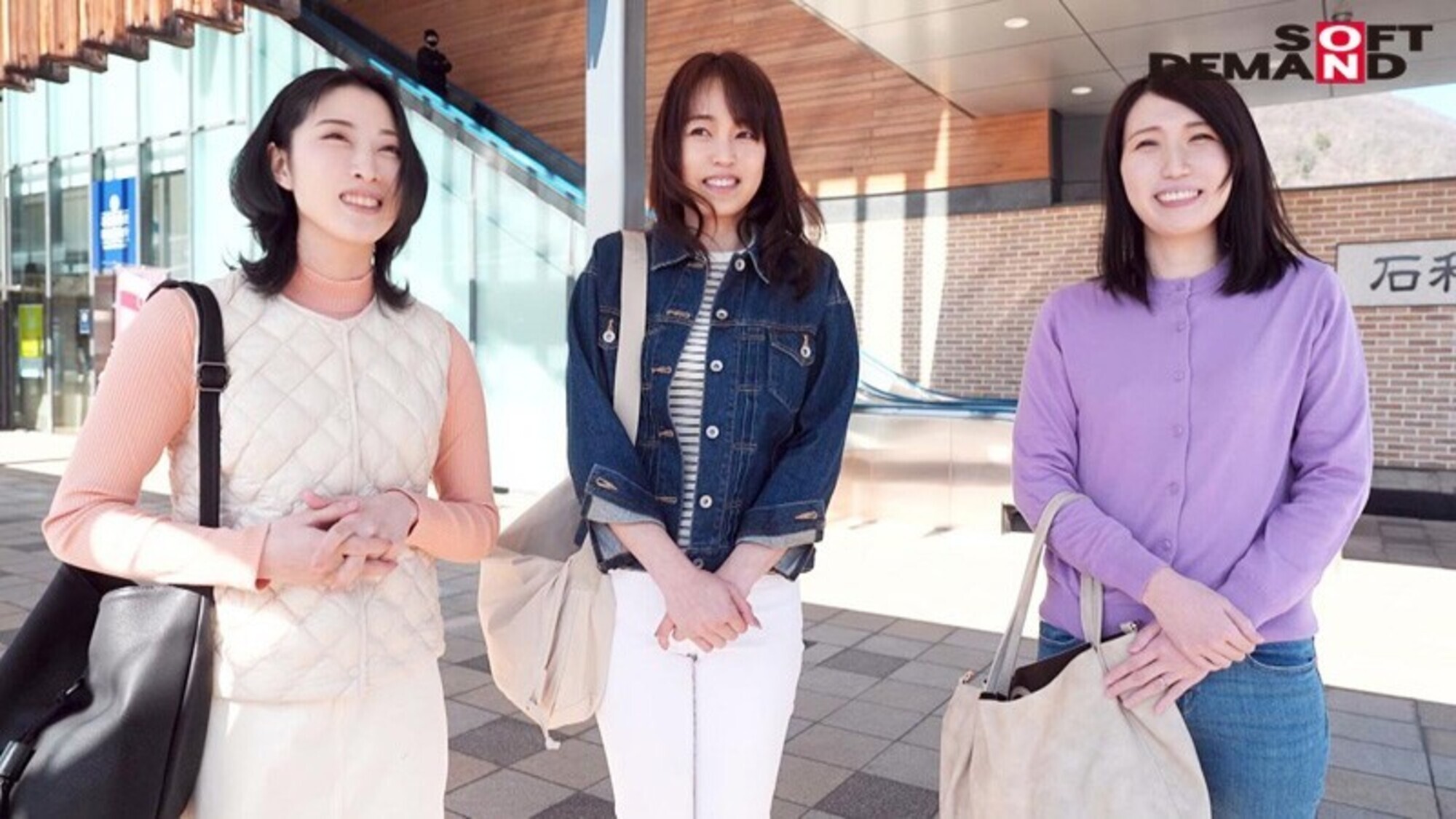 本物人妻レーベルからデビューした奥様たちが1本限りの同窓会 本物人妻3人が豪華共演!旦那に内緒の温泉旅行で酒池肉林の大乱交 画像4