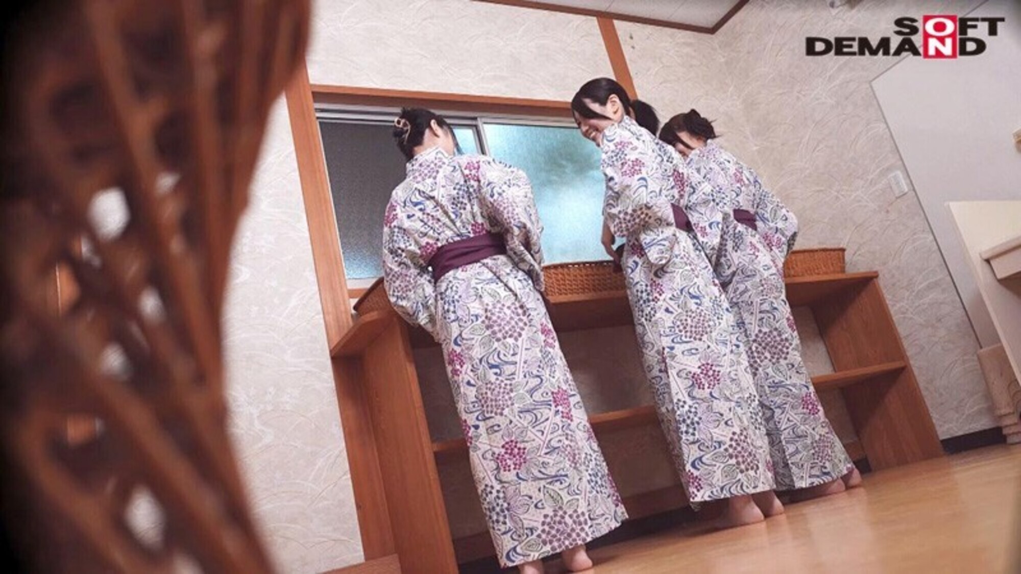 本物人妻レーベルからデビューした奥様たちが1本限りの同窓会 本物人妻3人が豪華共演!旦那に内緒の温泉旅行で酒池肉林の大乱交 画像7