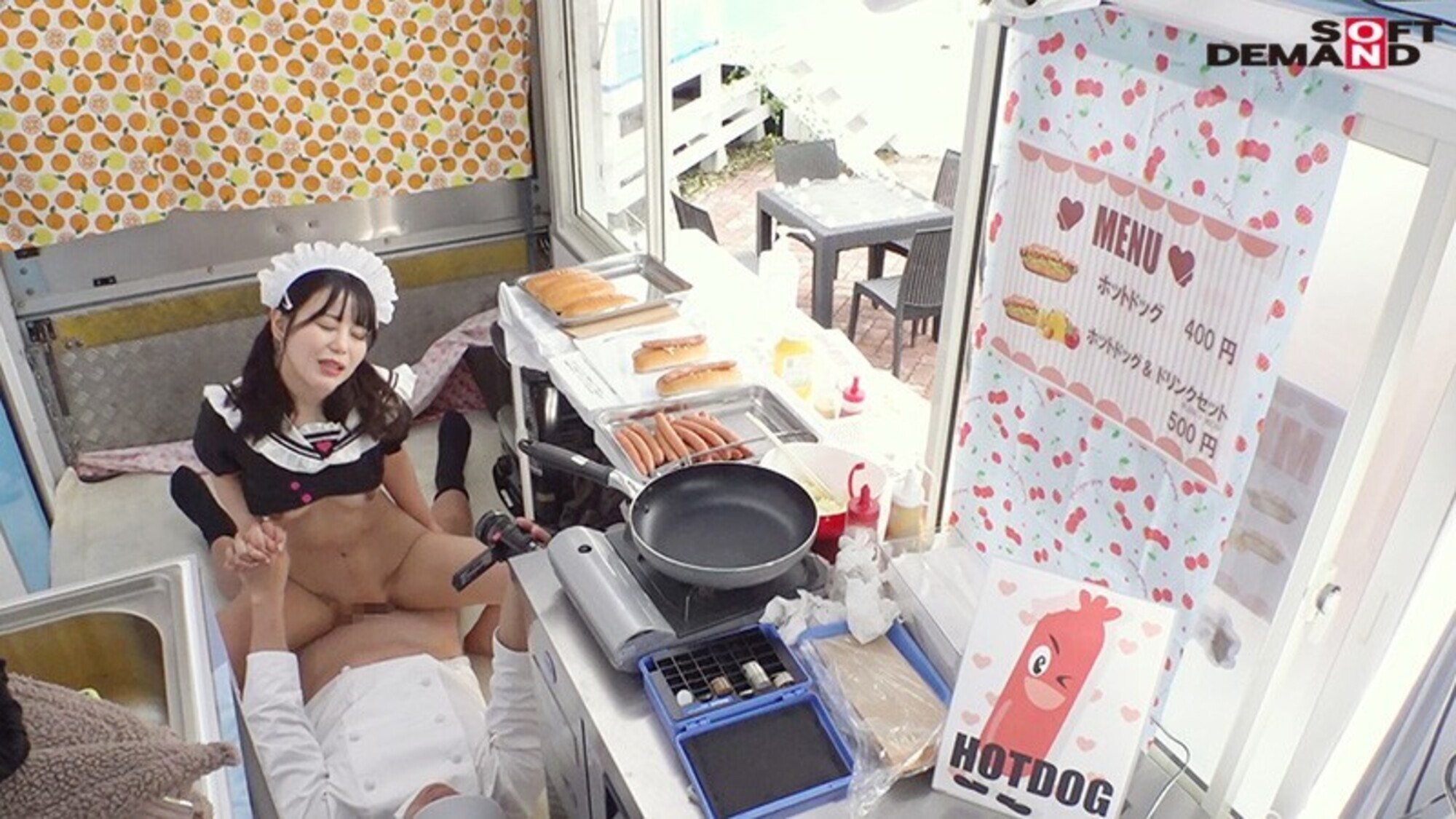 【もあ編】イルミネーションを見に来ていた冬休み中の女子大生さん 「半裸で移動販売してみませんか?」お客さんにバレないよう10分おきに過激になる下半身イジられミッションに耐えられるか!? 画像6