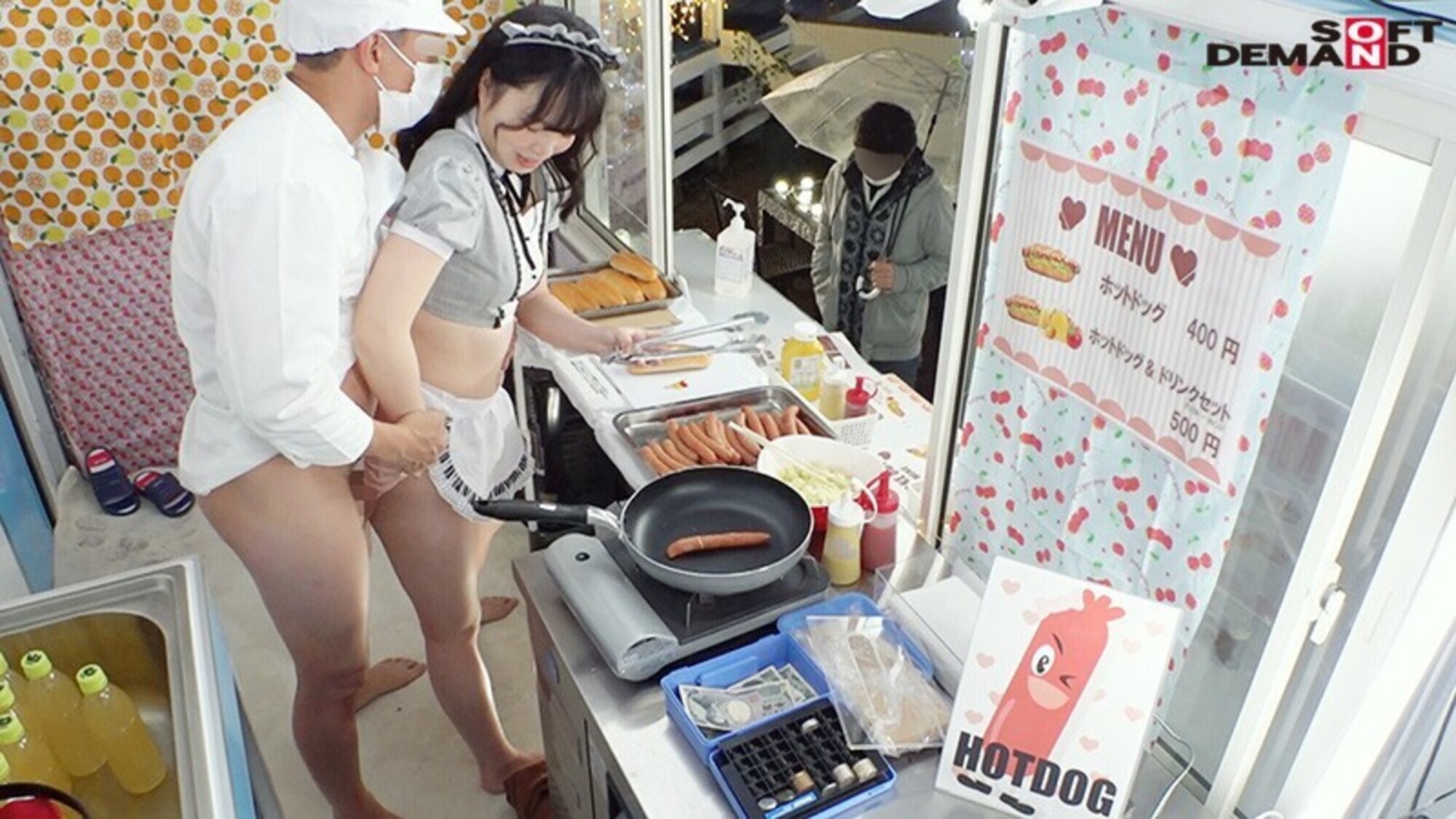 【しおり編】イルミネーションを見に来ていた冬休み中の女子大生さん 「半裸で移動販売してみませんか?」お客さんにバレないよう10分おきに過激になる下半身イジられミッションに耐えられるか!? 画像3
