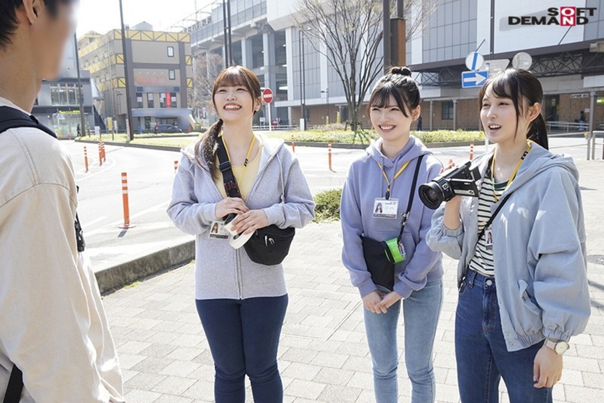 SOD女子社員 まだ撮影現場に行ったことない制作部新卒ちゃん3人のマジックミラー号逆ナンパ研修! 男性器サイズ調査の為、恥ずかしながらち●ぽ測定!勃起が収まらなくて困っている男性を放っておけず、 あの手この手で全員発射させちゃいました 合計8発射! 画像5
